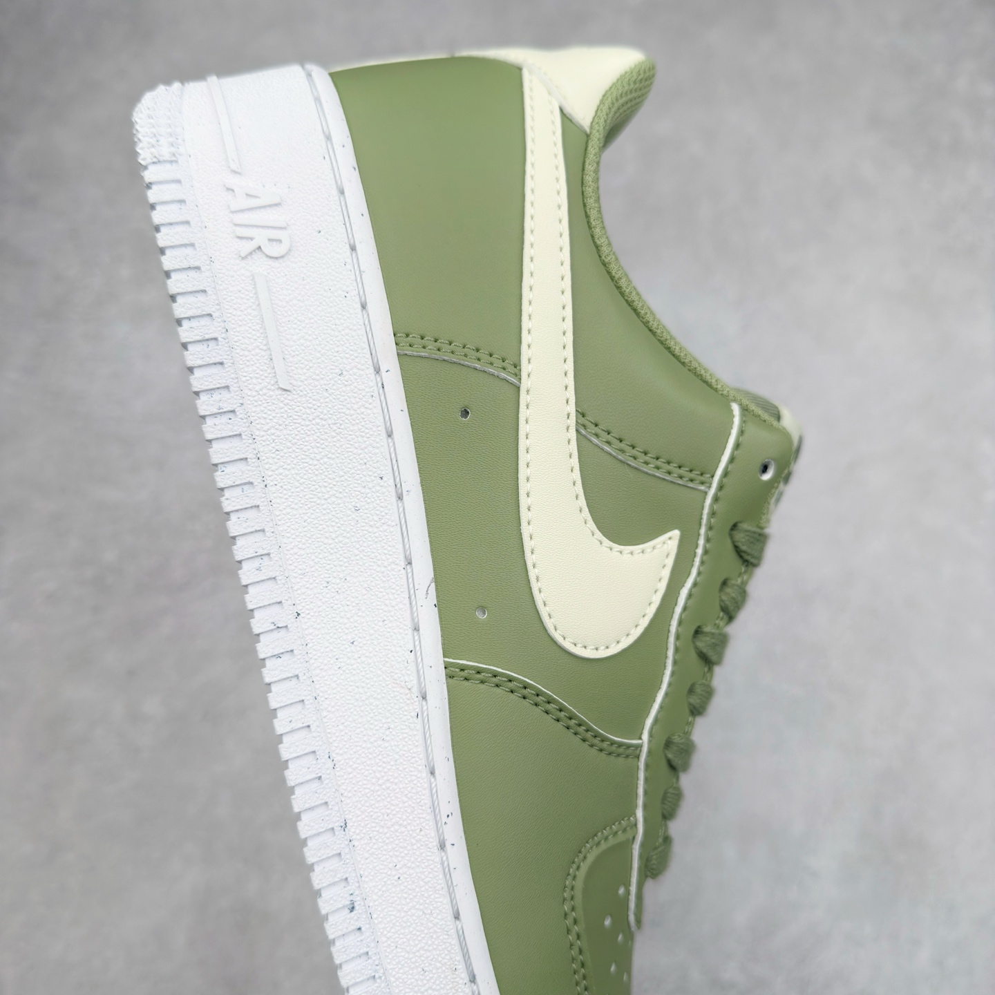 图片[6]-＃XT纯原 NK Air Force 1´07 Low 空军一号低帮百搭休闲运动板鞋 HF5062-386 顶级批次 2022全新楦头鞋型 鱼鳞大底 历时开发三个月 清洁度完美 二维码鞋标 内置芯片及solo气垫 大底高度及其弧度依照正品 钢印 logo刺绣 鞋口弧度 鞋头长度 鞋面冲孔 鞋垫背胶及钢印 完美鞋型对比正品 每一处都是细节满满 柔软、弹性十足的缓震性能和出色的中底设计 横跨复古与现代的外型结合 造就出风靡全球 三十多年的Force 1 直到今天还深受青睐 实拍调校N版已经零色差零失真 百分百还原实物色彩所见即所得 不存在货不对板色差等低级问题 选购参考实物拍摄 不混卖不参货 只用心做好货严格选品 承诺混一赔十 尺码：36 36.5 37.5 38 38.5 39 40 40.5 41 42 42.5 43 44 44.5 45-选品中心