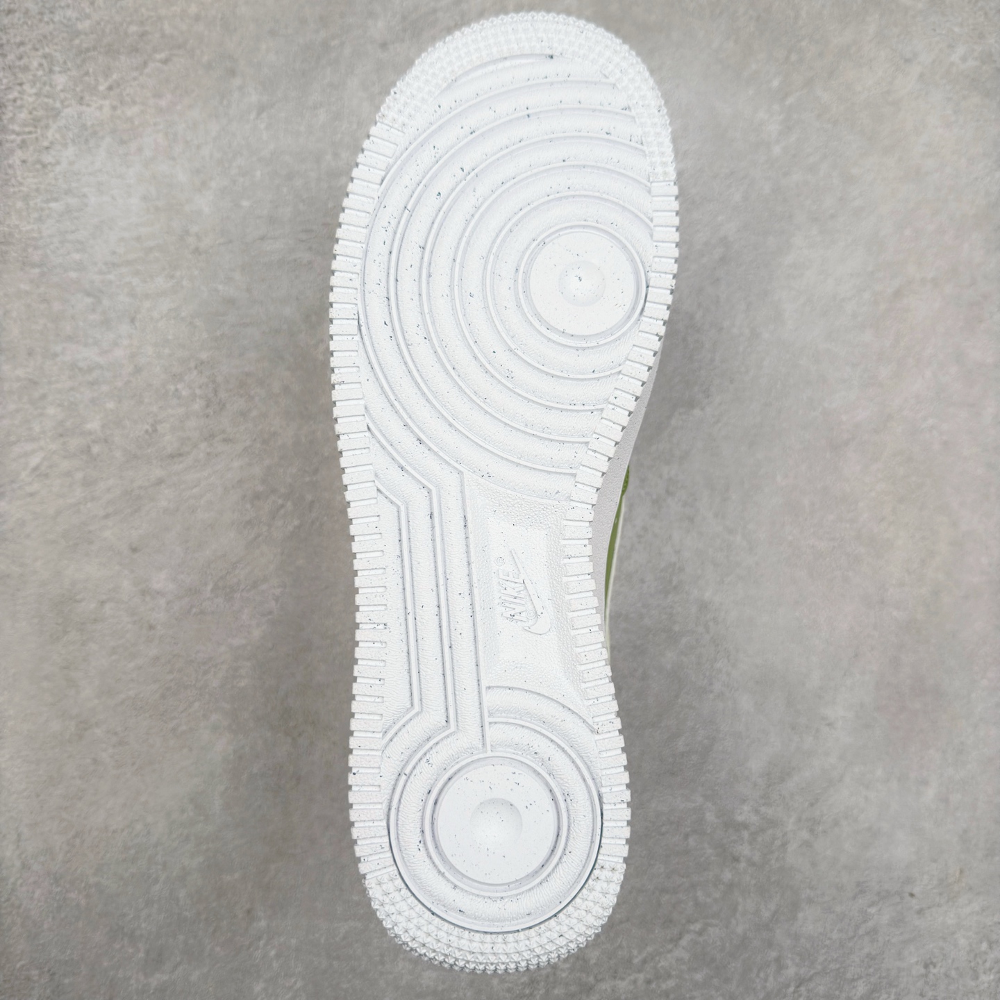 图片[9]-＃XT纯原 NK Air Force 1´07 Low 空军一号低帮百搭休闲运动板鞋 HF5062-386 顶级批次 2022全新楦头鞋型 鱼鳞大底 历时开发三个月 清洁度完美 二维码鞋标 内置芯片及solo气垫 大底高度及其弧度依照正品 钢印 logo刺绣 鞋口弧度 鞋头长度 鞋面冲孔 鞋垫背胶及钢印 完美鞋型对比正品 每一处都是细节满满 柔软、弹性十足的缓震性能和出色的中底设计 横跨复古与现代的外型结合 造就出风靡全球 三十多年的Force 1 直到今天还深受青睐 实拍调校N版已经零色差零失真 百分百还原实物色彩所见即所得 不存在货不对板色差等低级问题 选购参考实物拍摄 不混卖不参货 只用心做好货严格选品 承诺混一赔十 尺码：36 36.5 37.5 38 38.5 39 40 40.5 41 42 42.5 43 44 44.5 45-选品中心