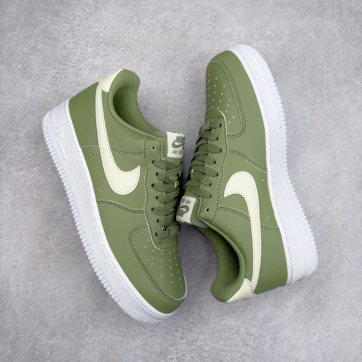 图片[3]-＃XT纯原 NK Air Force 1´07 Low 空军一号低帮百搭休闲运动板鞋 HF5062-386 顶级批次 2022全新楦头鞋型 鱼鳞大底 历时开发三个月 清洁度完美 二维码鞋标 内置芯片及solo气垫 大底高度及其弧度依照正品 钢印 logo刺绣 鞋口弧度 鞋头长度 鞋面冲孔 鞋垫背胶及钢印 完美鞋型对比正品 每一处都是细节满满 柔软、弹性十足的缓震性能和出色的中底设计 横跨复古与现代的外型结合 造就出风靡全球 三十多年的Force 1 直到今天还深受青睐 实拍调校N版已经零色差零失真 百分百还原实物色彩所见即所得 不存在货不对板色差等低级问题 选购参考实物拍摄 不混卖不参货 只用心做好货严格选品 承诺混一赔十 尺码：36 36.5 37.5 38 38.5 39 40 40.5 41 42 42.5 43 44 44.5 45-选品中心