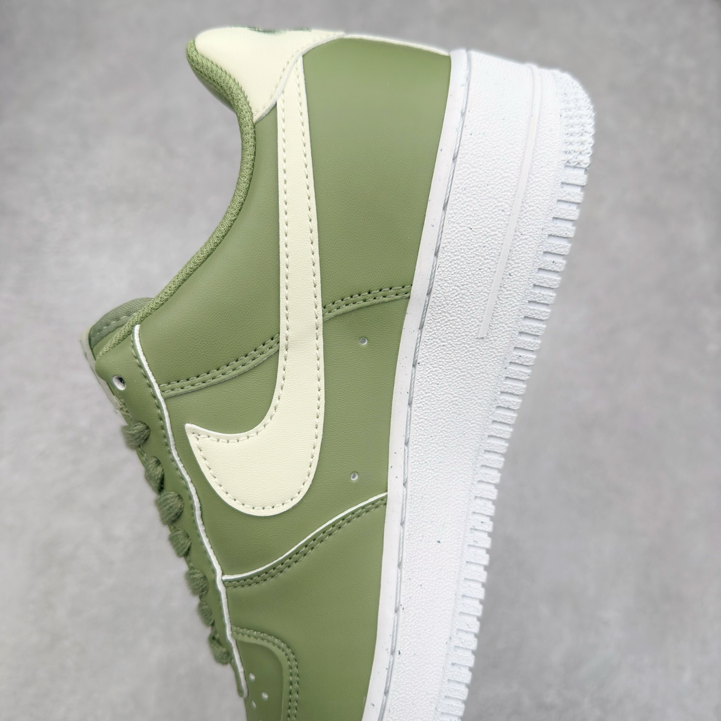 图片[7]-＃XT纯原 NK Air Force 1´07 Low 空军一号低帮百搭休闲运动板鞋 HF5062-386 顶级批次 2022全新楦头鞋型 鱼鳞大底 历时开发三个月 清洁度完美 二维码鞋标 内置芯片及solo气垫 大底高度及其弧度依照正品 钢印 logo刺绣 鞋口弧度 鞋头长度 鞋面冲孔 鞋垫背胶及钢印 完美鞋型对比正品 每一处都是细节满满 柔软、弹性十足的缓震性能和出色的中底设计 横跨复古与现代的外型结合 造就出风靡全球 三十多年的Force 1 直到今天还深受青睐 实拍调校N版已经零色差零失真 百分百还原实物色彩所见即所得 不存在货不对板色差等低级问题 选购参考实物拍摄 不混卖不参货 只用心做好货严格选品 承诺混一赔十 尺码：36 36.5 37.5 38 38.5 39 40 40.5 41 42 42.5 43 44 44.5 45-选品中心