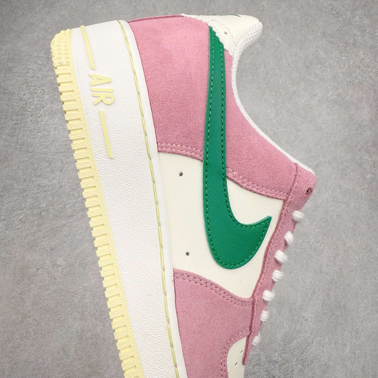 图片[6]-＃XT纯原 NK Air Force 1´07 Low 空军一号低帮百搭休闲运动板鞋 FV9346-100 顶级批次 2022全新楦头鞋型 鱼鳞大底 历时开发三个月 清洁度完美 二维码鞋标 内置芯片及solo气垫 大底高度及其弧度依照正品 钢印 logo刺绣 鞋口弧度 鞋头长度 鞋面冲孔 鞋垫背胶及钢印 完美鞋型对比正品 每一处都是细节满满 柔软、弹性十足的缓震性能和出色的中底设计 横跨复古与现代的外型结合 造就出风靡全球 三十多年的Force 1 直到今天还深受青睐 实拍调校N版已经零色差零失真 百分百还原实物色彩所见即所得 不存在货不对板色差等低级问题 选购参考实物拍摄 不混卖不参货 只用心做好货严格选品 承诺混一赔十 尺码：36 36.5 37.5 38 38.5 39 40 40.5 41 42 42.5 43 44 44.5 45-选品中心