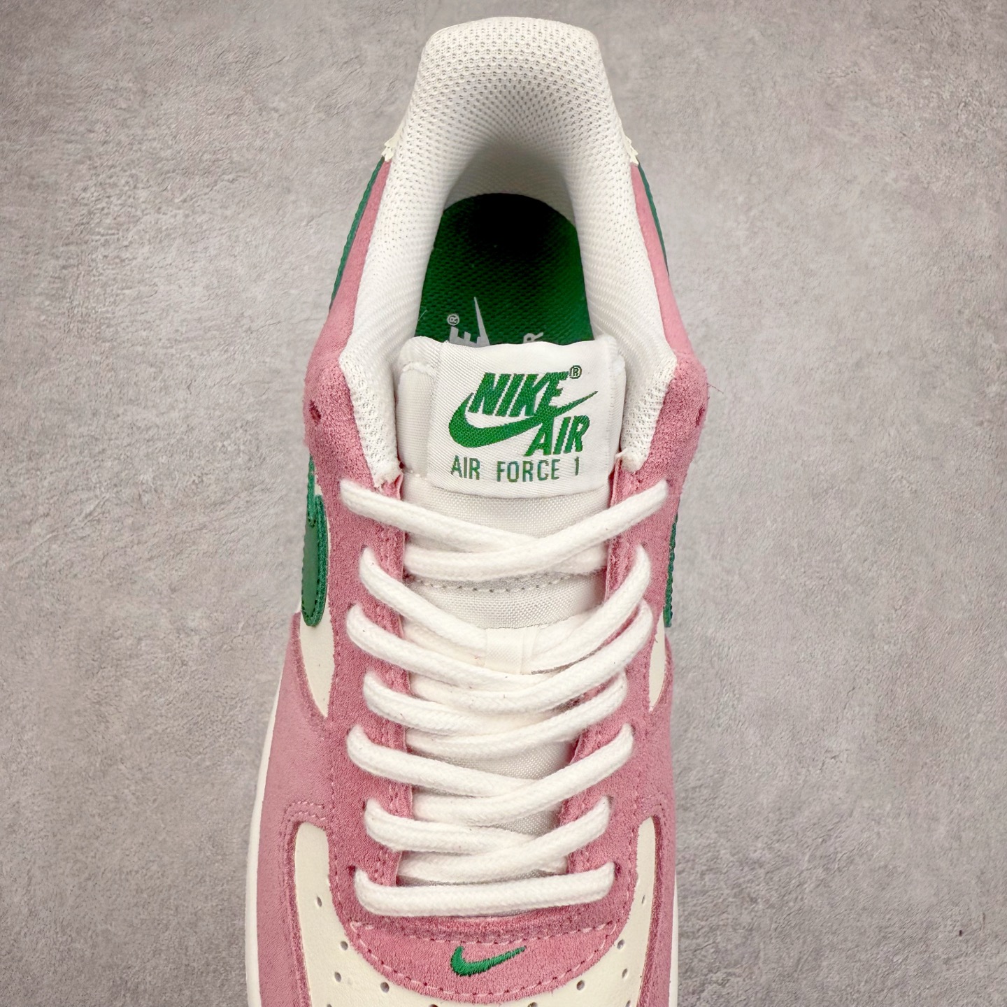 图片[5]-＃XT纯原 NK Air Force 1´07 Low 空军一号低帮百搭休闲运动板鞋 FV9346-100 顶级批次 2022全新楦头鞋型 鱼鳞大底 历时开发三个月 清洁度完美 二维码鞋标 内置芯片及solo气垫 大底高度及其弧度依照正品 钢印 logo刺绣 鞋口弧度 鞋头长度 鞋面冲孔 鞋垫背胶及钢印 完美鞋型对比正品 每一处都是细节满满 柔软、弹性十足的缓震性能和出色的中底设计 横跨复古与现代的外型结合 造就出风靡全球 三十多年的Force 1 直到今天还深受青睐 实拍调校N版已经零色差零失真 百分百还原实物色彩所见即所得 不存在货不对板色差等低级问题 选购参考实物拍摄 不混卖不参货 只用心做好货严格选品 承诺混一赔十 尺码：36 36.5 37.5 38 38.5 39 40 40.5 41 42 42.5 43 44 44.5 45-选品中心