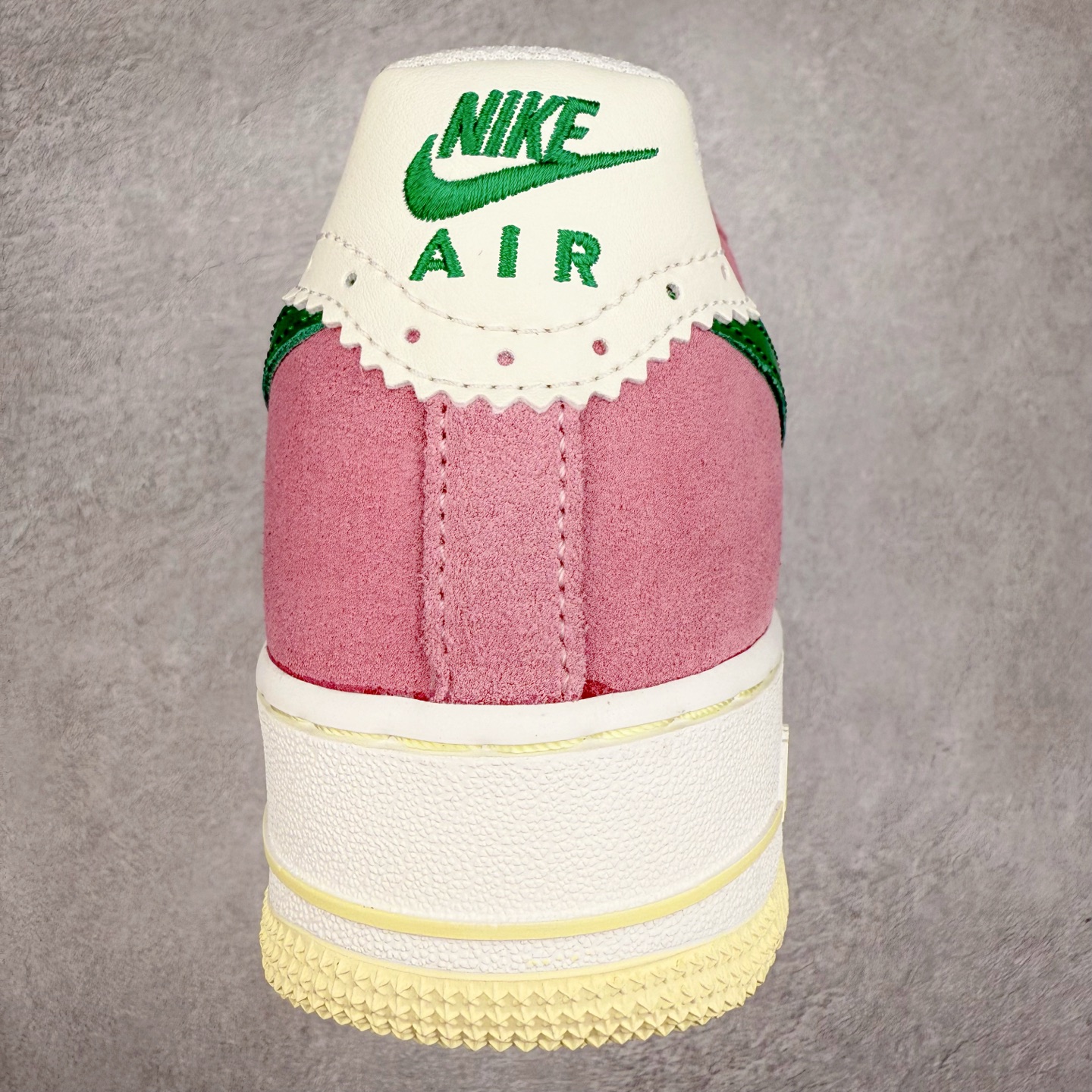 图片[8]-＃XT纯原 NK Air Force 1´07 Low 空军一号低帮百搭休闲运动板鞋 FV9346-100 顶级批次 2022全新楦头鞋型 鱼鳞大底 历时开发三个月 清洁度完美 二维码鞋标 内置芯片及solo气垫 大底高度及其弧度依照正品 钢印 logo刺绣 鞋口弧度 鞋头长度 鞋面冲孔 鞋垫背胶及钢印 完美鞋型对比正品 每一处都是细节满满 柔软、弹性十足的缓震性能和出色的中底设计 横跨复古与现代的外型结合 造就出风靡全球 三十多年的Force 1 直到今天还深受青睐 实拍调校N版已经零色差零失真 百分百还原实物色彩所见即所得 不存在货不对板色差等低级问题 选购参考实物拍摄 不混卖不参货 只用心做好货严格选品 承诺混一赔十 尺码：36 36.5 37.5 38 38.5 39 40 40.5 41 42 42.5 43 44 44.5 45-选品中心