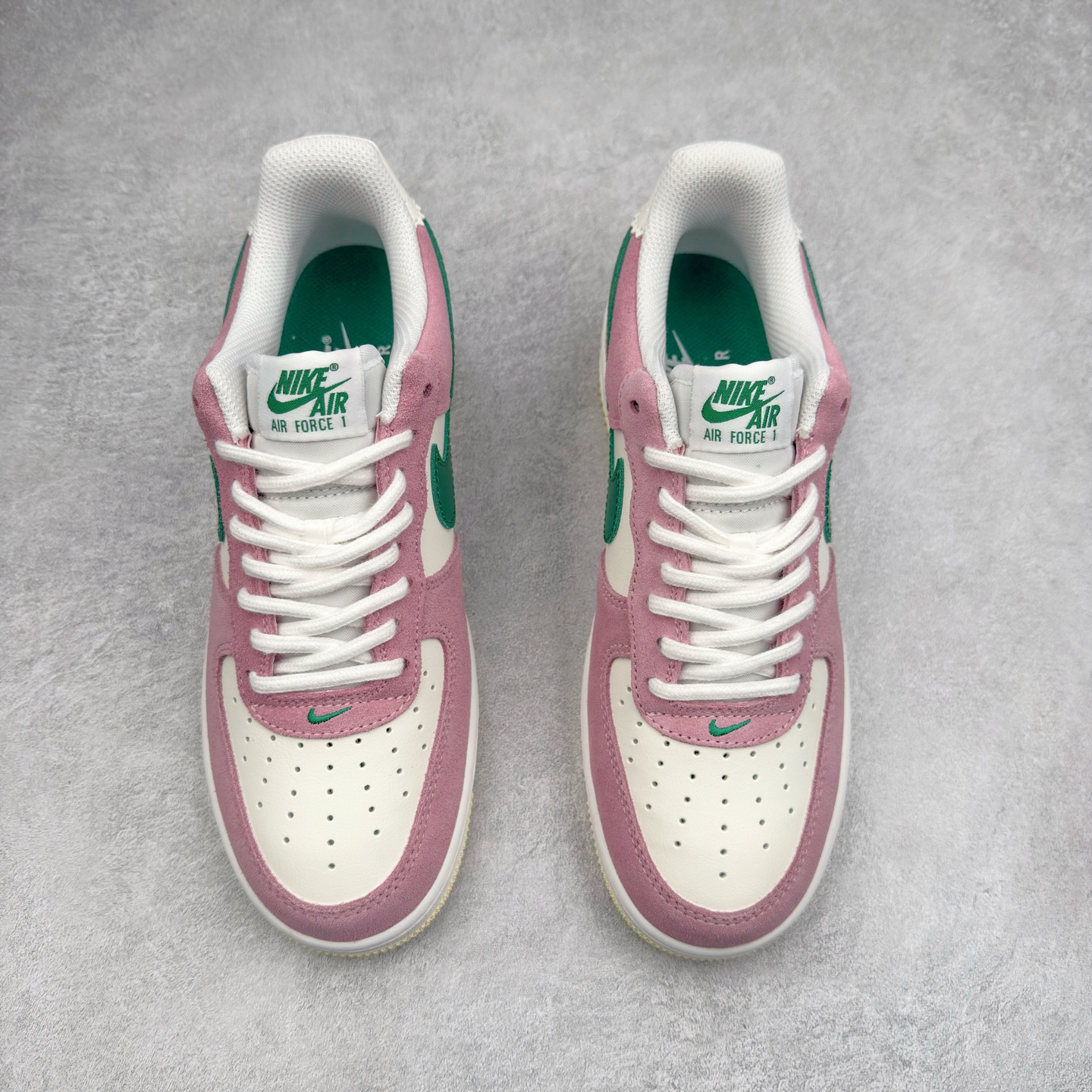 图片[2]-＃XT纯原 NK Air Force 1´07 Low 空军一号低帮百搭休闲运动板鞋 FV9346-100 顶级批次 2022全新楦头鞋型 鱼鳞大底 历时开发三个月 清洁度完美 二维码鞋标 内置芯片及solo气垫 大底高度及其弧度依照正品 钢印 logo刺绣 鞋口弧度 鞋头长度 鞋面冲孔 鞋垫背胶及钢印 完美鞋型对比正品 每一处都是细节满满 柔软、弹性十足的缓震性能和出色的中底设计 横跨复古与现代的外型结合 造就出风靡全球 三十多年的Force 1 直到今天还深受青睐 实拍调校N版已经零色差零失真 百分百还原实物色彩所见即所得 不存在货不对板色差等低级问题 选购参考实物拍摄 不混卖不参货 只用心做好货严格选品 承诺混一赔十 尺码：36 36.5 37.5 38 38.5 39 40 40.5 41 42 42.5 43 44 44.5 45-选品中心