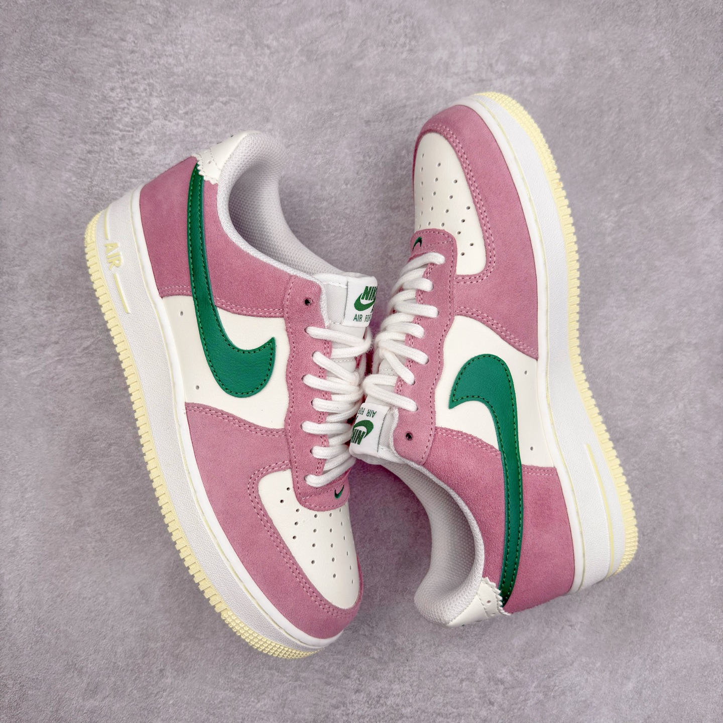 图片[3]-＃XT纯原 NK Air Force 1´07 Low 空军一号低帮百搭休闲运动板鞋 FV9346-100 顶级批次 2022全新楦头鞋型 鱼鳞大底 历时开发三个月 清洁度完美 二维码鞋标 内置芯片及solo气垫 大底高度及其弧度依照正品 钢印 logo刺绣 鞋口弧度 鞋头长度 鞋面冲孔 鞋垫背胶及钢印 完美鞋型对比正品 每一处都是细节满满 柔软、弹性十足的缓震性能和出色的中底设计 横跨复古与现代的外型结合 造就出风靡全球 三十多年的Force 1 直到今天还深受青睐 实拍调校N版已经零色差零失真 百分百还原实物色彩所见即所得 不存在货不对板色差等低级问题 选购参考实物拍摄 不混卖不参货 只用心做好货严格选品 承诺混一赔十 尺码：36 36.5 37.5 38 38.5 39 40 40.5 41 42 42.5 43 44 44.5 45-选品中心