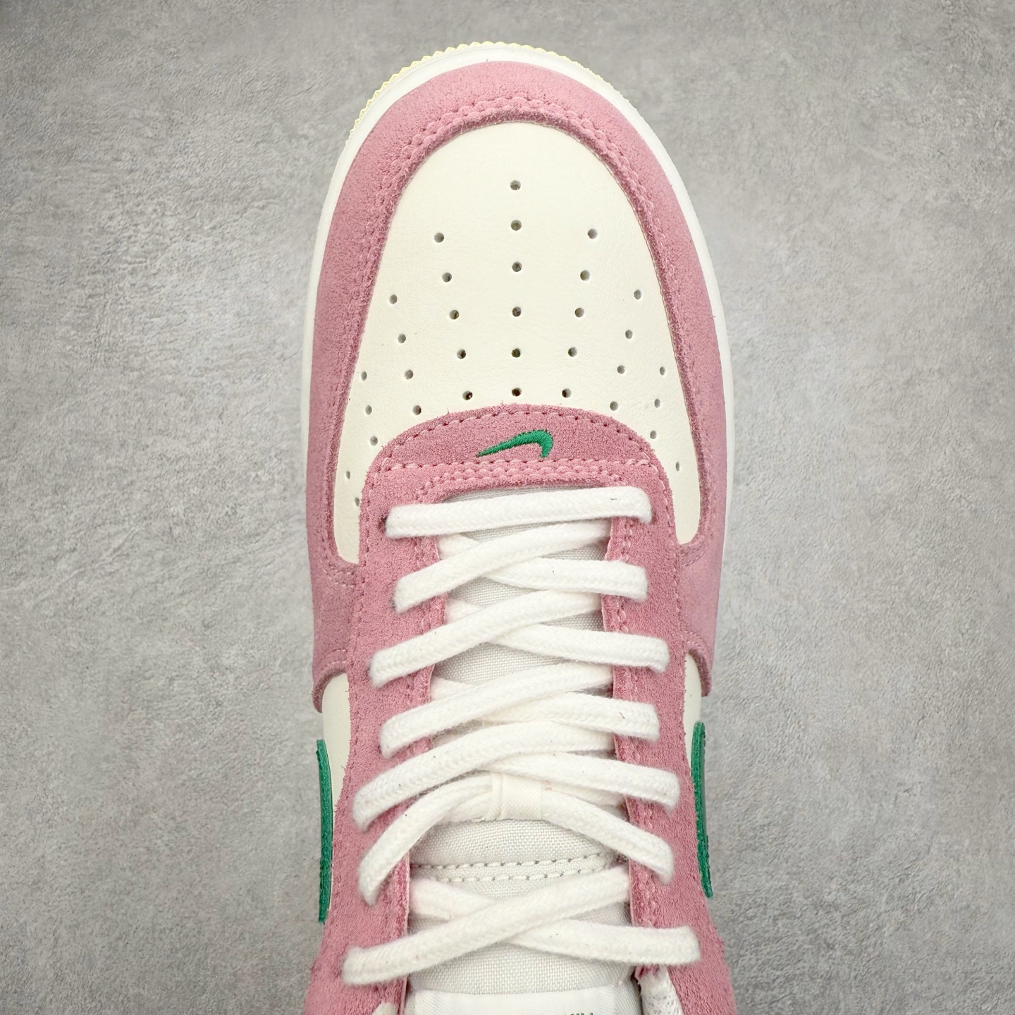 图片[4]-＃XT纯原 NK Air Force 1´07 Low 空军一号低帮百搭休闲运动板鞋 FV9346-100 顶级批次 2022全新楦头鞋型 鱼鳞大底 历时开发三个月 清洁度完美 二维码鞋标 内置芯片及solo气垫 大底高度及其弧度依照正品 钢印 logo刺绣 鞋口弧度 鞋头长度 鞋面冲孔 鞋垫背胶及钢印 完美鞋型对比正品 每一处都是细节满满 柔软、弹性十足的缓震性能和出色的中底设计 横跨复古与现代的外型结合 造就出风靡全球 三十多年的Force 1 直到今天还深受青睐 实拍调校N版已经零色差零失真 百分百还原实物色彩所见即所得 不存在货不对板色差等低级问题 选购参考实物拍摄 不混卖不参货 只用心做好货严格选品 承诺混一赔十 尺码：36 36.5 37.5 38 38.5 39 40 40.5 41 42 42.5 43 44 44.5 45-选品中心