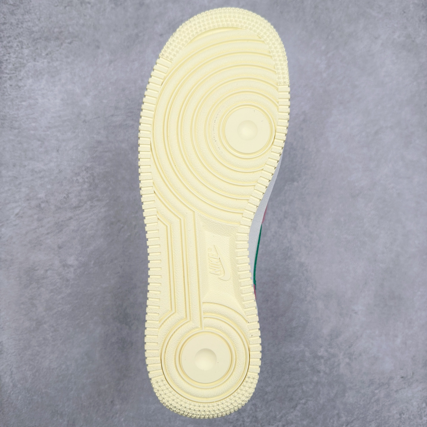 图片[9]-＃XT纯原 NK Air Force 1´07 Low 空军一号低帮百搭休闲运动板鞋 FV9346-100 顶级批次 2022全新楦头鞋型 鱼鳞大底 历时开发三个月 清洁度完美 二维码鞋标 内置芯片及solo气垫 大底高度及其弧度依照正品 钢印 logo刺绣 鞋口弧度 鞋头长度 鞋面冲孔 鞋垫背胶及钢印 完美鞋型对比正品 每一处都是细节满满 柔软、弹性十足的缓震性能和出色的中底设计 横跨复古与现代的外型结合 造就出风靡全球 三十多年的Force 1 直到今天还深受青睐 实拍调校N版已经零色差零失真 百分百还原实物色彩所见即所得 不存在货不对板色差等低级问题 选购参考实物拍摄 不混卖不参货 只用心做好货严格选品 承诺混一赔十 尺码：36 36.5 37.5 38 38.5 39 40 40.5 41 42 42.5 43 44 44.5 45-选品中心