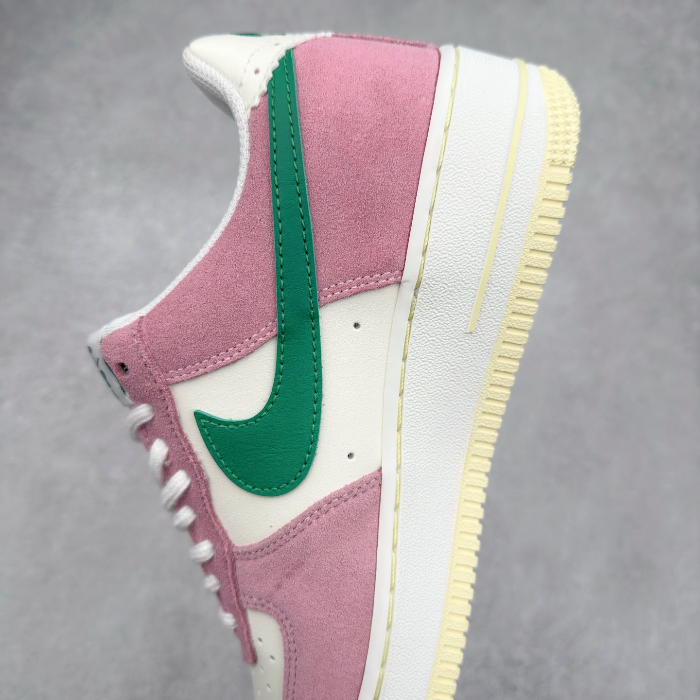 图片[7]-＃XT纯原 NK Air Force 1´07 Low 空军一号低帮百搭休闲运动板鞋 FV9346-100 顶级批次 2022全新楦头鞋型 鱼鳞大底 历时开发三个月 清洁度完美 二维码鞋标 内置芯片及solo气垫 大底高度及其弧度依照正品 钢印 logo刺绣 鞋口弧度 鞋头长度 鞋面冲孔 鞋垫背胶及钢印 完美鞋型对比正品 每一处都是细节满满 柔软、弹性十足的缓震性能和出色的中底设计 横跨复古与现代的外型结合 造就出风靡全球 三十多年的Force 1 直到今天还深受青睐 实拍调校N版已经零色差零失真 百分百还原实物色彩所见即所得 不存在货不对板色差等低级问题 选购参考实物拍摄 不混卖不参货 只用心做好货严格选品 承诺混一赔十 尺码：36 36.5 37.5 38 38.5 39 40 40.5 41 42 42.5 43 44 44.5 45-选品中心