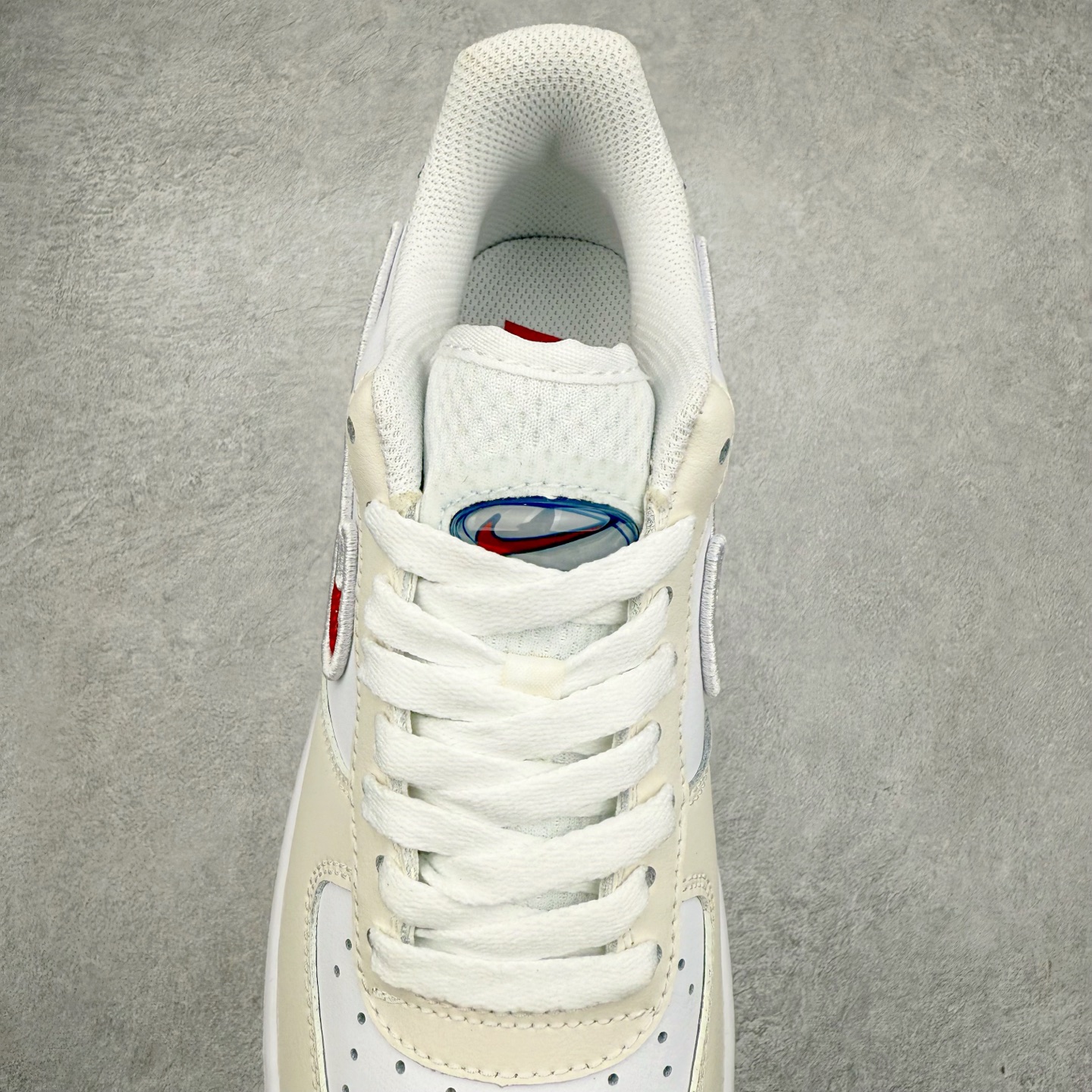 图片[5]-＃XT纯原 NK Air Force 1´07 Low 空军一号低帮百搭休闲运动板鞋 FZ3190-400 顶级批次 2022全新楦头鞋型 鱼鳞大底 历时开发三个月 清洁度完美 二维码鞋标 内置芯片及solo气垫 大底高度及其弧度依照正品 钢印 logo刺绣 鞋口弧度 鞋头长度 鞋面冲孔 鞋垫背胶及钢印 完美鞋型对比正品 每一处都是细节满满 柔软、弹性十足的缓震性能和出色的中底设计 横跨复古与现代的外型结合 造就出风靡全球 三十多年的Force 1 直到今天还深受青睐 实拍调校N版已经零色差零失真 百分百还原实物色彩所见即所得 不存在货不对板色差等低级问题 选购参考实物拍摄 不混卖不参货 只用心做好货严格选品 承诺混一赔十 尺码：36 36.5 37.5 38 38.5 39 40 40.5 41 42 42.5 43 44 44.5 45-选品中心