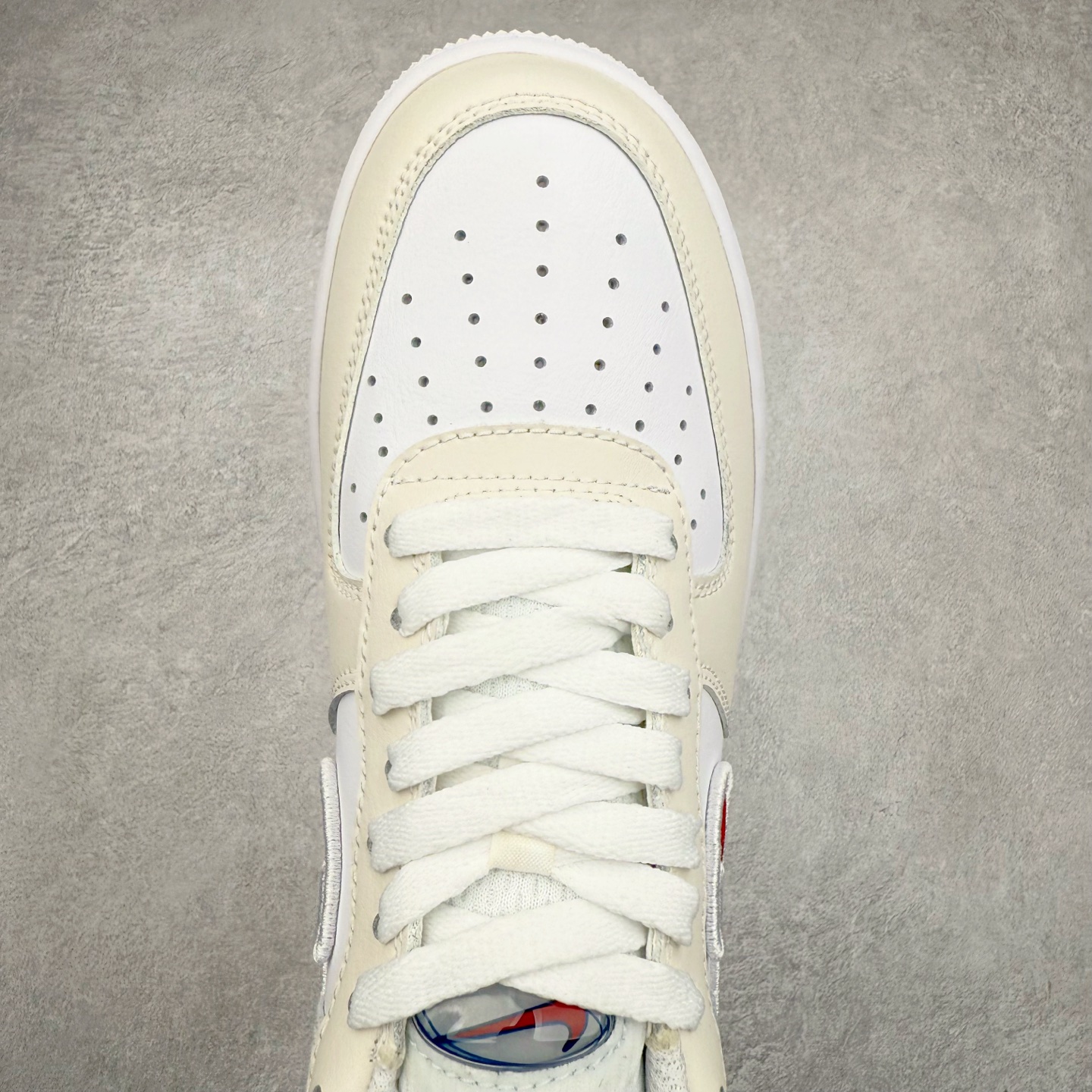 图片[4]-＃XT纯原 NK Air Force 1´07 Low 空军一号低帮百搭休闲运动板鞋 FZ3190-400 顶级批次 2022全新楦头鞋型 鱼鳞大底 历时开发三个月 清洁度完美 二维码鞋标 内置芯片及solo气垫 大底高度及其弧度依照正品 钢印 logo刺绣 鞋口弧度 鞋头长度 鞋面冲孔 鞋垫背胶及钢印 完美鞋型对比正品 每一处都是细节满满 柔软、弹性十足的缓震性能和出色的中底设计 横跨复古与现代的外型结合 造就出风靡全球 三十多年的Force 1 直到今天还深受青睐 实拍调校N版已经零色差零失真 百分百还原实物色彩所见即所得 不存在货不对板色差等低级问题 选购参考实物拍摄 不混卖不参货 只用心做好货严格选品 承诺混一赔十 尺码：36 36.5 37.5 38 38.5 39 40 40.5 41 42 42.5 43 44 44.5 45-选品中心