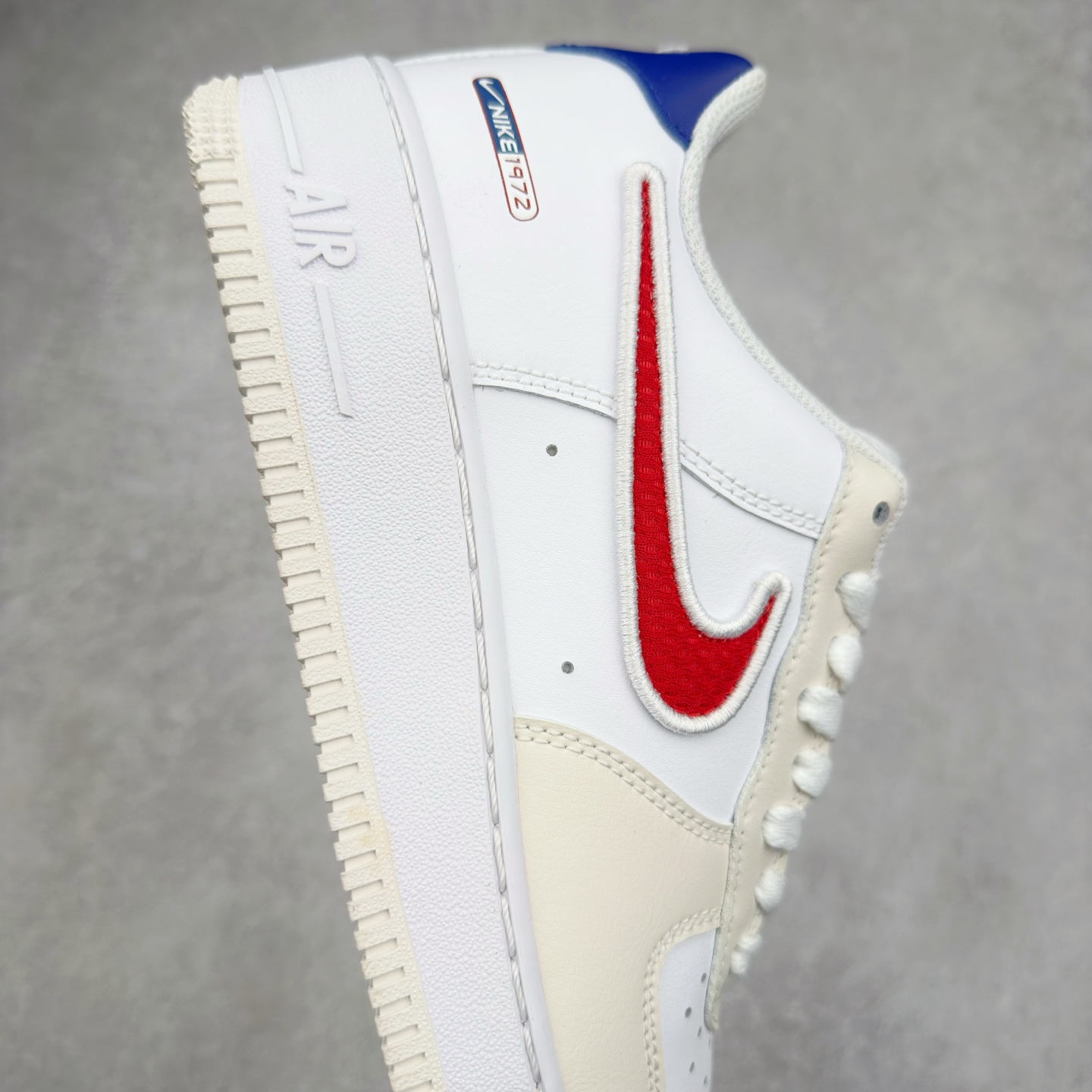 图片[6]-＃XT纯原 NK Air Force 1´07 Low 空军一号低帮百搭休闲运动板鞋 FZ3190-400 顶级批次 2022全新楦头鞋型 鱼鳞大底 历时开发三个月 清洁度完美 二维码鞋标 内置芯片及solo气垫 大底高度及其弧度依照正品 钢印 logo刺绣 鞋口弧度 鞋头长度 鞋面冲孔 鞋垫背胶及钢印 完美鞋型对比正品 每一处都是细节满满 柔软、弹性十足的缓震性能和出色的中底设计 横跨复古与现代的外型结合 造就出风靡全球 三十多年的Force 1 直到今天还深受青睐 实拍调校N版已经零色差零失真 百分百还原实物色彩所见即所得 不存在货不对板色差等低级问题 选购参考实物拍摄 不混卖不参货 只用心做好货严格选品 承诺混一赔十 尺码：36 36.5 37.5 38 38.5 39 40 40.5 41 42 42.5 43 44 44.5 45-选品中心