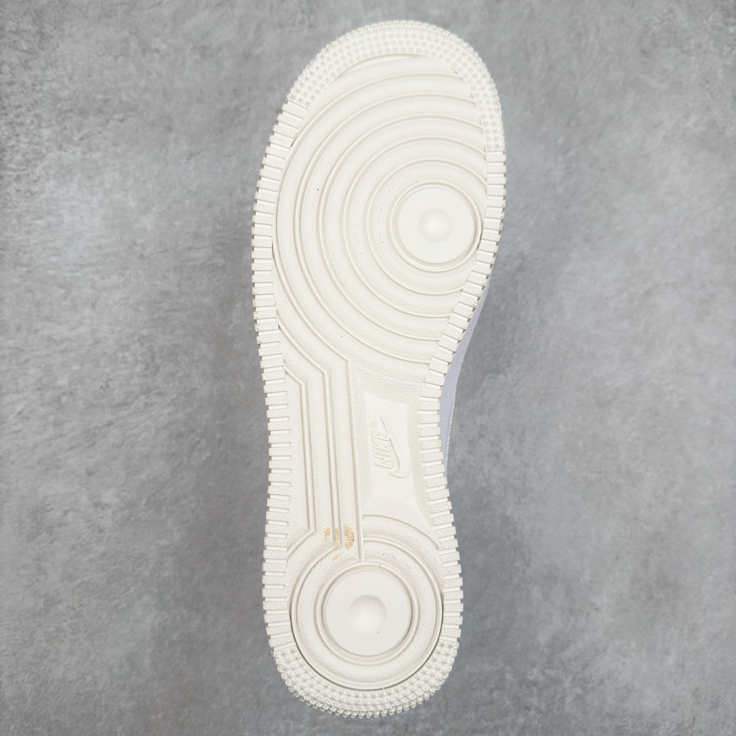 图片[9]-＃XT纯原 NK Air Force 1´07 Low 空军一号低帮百搭休闲运动板鞋 FZ3190-400 顶级批次 2022全新楦头鞋型 鱼鳞大底 历时开发三个月 清洁度完美 二维码鞋标 内置芯片及solo气垫 大底高度及其弧度依照正品 钢印 logo刺绣 鞋口弧度 鞋头长度 鞋面冲孔 鞋垫背胶及钢印 完美鞋型对比正品 每一处都是细节满满 柔软、弹性十足的缓震性能和出色的中底设计 横跨复古与现代的外型结合 造就出风靡全球 三十多年的Force 1 直到今天还深受青睐 实拍调校N版已经零色差零失真 百分百还原实物色彩所见即所得 不存在货不对板色差等低级问题 选购参考实物拍摄 不混卖不参货 只用心做好货严格选品 承诺混一赔十 尺码：36 36.5 37.5 38 38.5 39 40 40.5 41 42 42.5 43 44 44.5 45-选品中心