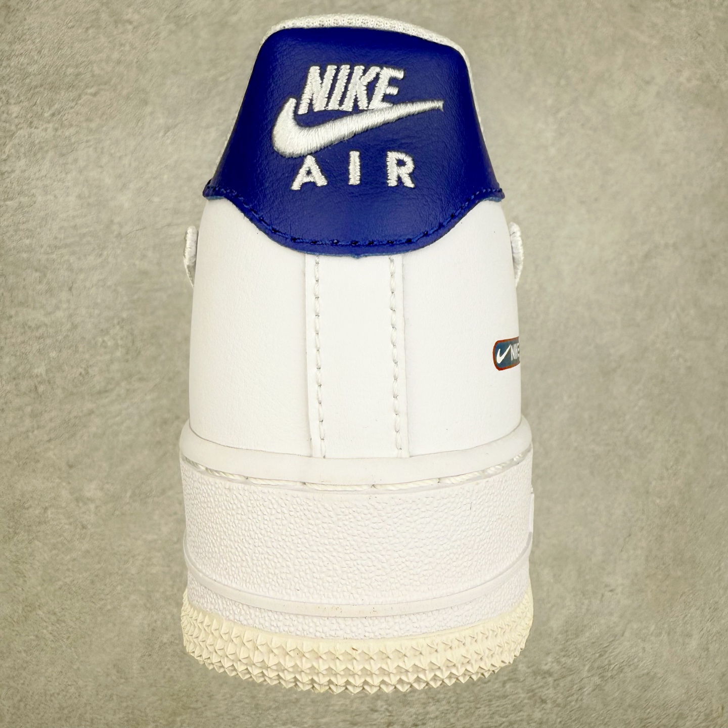 图片[8]-＃XT纯原 NK Air Force 1´07 Low 空军一号低帮百搭休闲运动板鞋 FZ3190-400 顶级批次 2022全新楦头鞋型 鱼鳞大底 历时开发三个月 清洁度完美 二维码鞋标 内置芯片及solo气垫 大底高度及其弧度依照正品 钢印 logo刺绣 鞋口弧度 鞋头长度 鞋面冲孔 鞋垫背胶及钢印 完美鞋型对比正品 每一处都是细节满满 柔软、弹性十足的缓震性能和出色的中底设计 横跨复古与现代的外型结合 造就出风靡全球 三十多年的Force 1 直到今天还深受青睐 实拍调校N版已经零色差零失真 百分百还原实物色彩所见即所得 不存在货不对板色差等低级问题 选购参考实物拍摄 不混卖不参货 只用心做好货严格选品 承诺混一赔十 尺码：36 36.5 37.5 38 38.5 39 40 40.5 41 42 42.5 43 44 44.5 45-选品中心