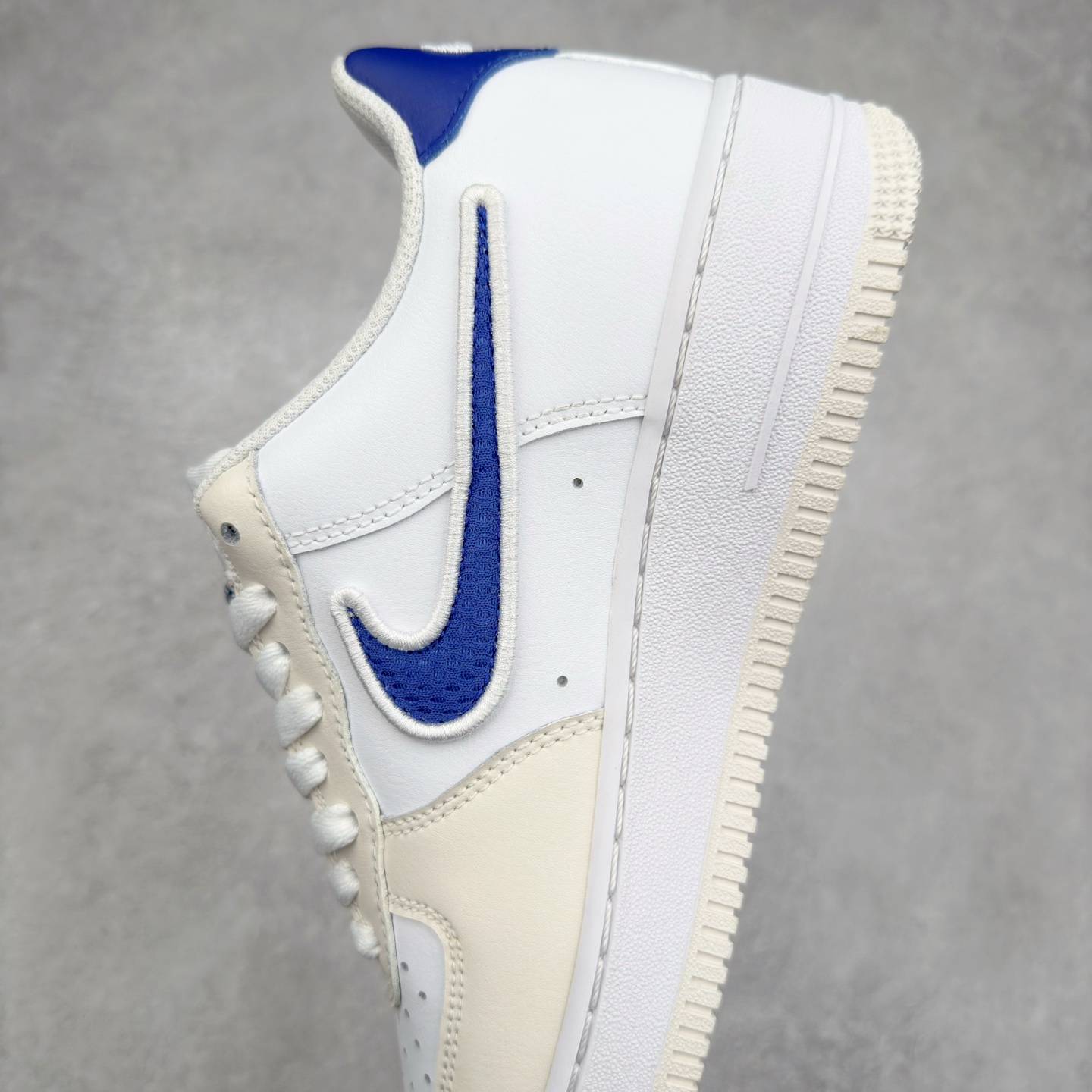 图片[7]-＃XT纯原 NK Air Force 1´07 Low 空军一号低帮百搭休闲运动板鞋 FZ3190-400 顶级批次 2022全新楦头鞋型 鱼鳞大底 历时开发三个月 清洁度完美 二维码鞋标 内置芯片及solo气垫 大底高度及其弧度依照正品 钢印 logo刺绣 鞋口弧度 鞋头长度 鞋面冲孔 鞋垫背胶及钢印 完美鞋型对比正品 每一处都是细节满满 柔软、弹性十足的缓震性能和出色的中底设计 横跨复古与现代的外型结合 造就出风靡全球 三十多年的Force 1 直到今天还深受青睐 实拍调校N版已经零色差零失真 百分百还原实物色彩所见即所得 不存在货不对板色差等低级问题 选购参考实物拍摄 不混卖不参货 只用心做好货严格选品 承诺混一赔十 尺码：36 36.5 37.5 38 38.5 39 40 40.5 41 42 42.5 43 44 44.5 45-选品中心