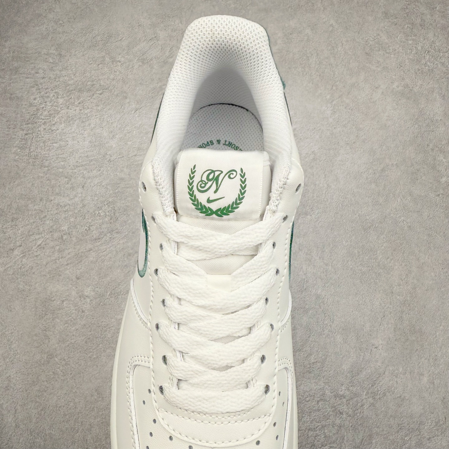 图片[5]-＃XT纯原 NK Air Force 1´07 Low 空军一号低帮百搭休闲运动板鞋 FZ2008-100 顶级批次 2022全新楦头鞋型 鱼鳞大底 历时开发三个月 清洁度完美 二维码鞋标 内置芯片及solo气垫 大底高度及其弧度依照正品 钢印 logo刺绣 鞋口弧度 鞋头长度 鞋面冲孔 鞋垫背胶及钢印 完美鞋型对比正品 每一处都是细节满满 柔软、弹性十足的缓震性能和出色的中底设计 横跨复古与现代的外型结合 造就出风靡全球 三十多年的Force 1 直到今天还深受青睐 实拍调校N版已经零色差零失真 百分百还原实物色彩所见即所得 不存在货不对板色差等低级问题 选购参考实物拍摄 不混卖不参货 只用心做好货严格选品 承诺混一赔十 尺码：36 36.5 37.5 38 38.5 39 40 40.5 41 42 42.5 43 44 44.5 45-选品中心