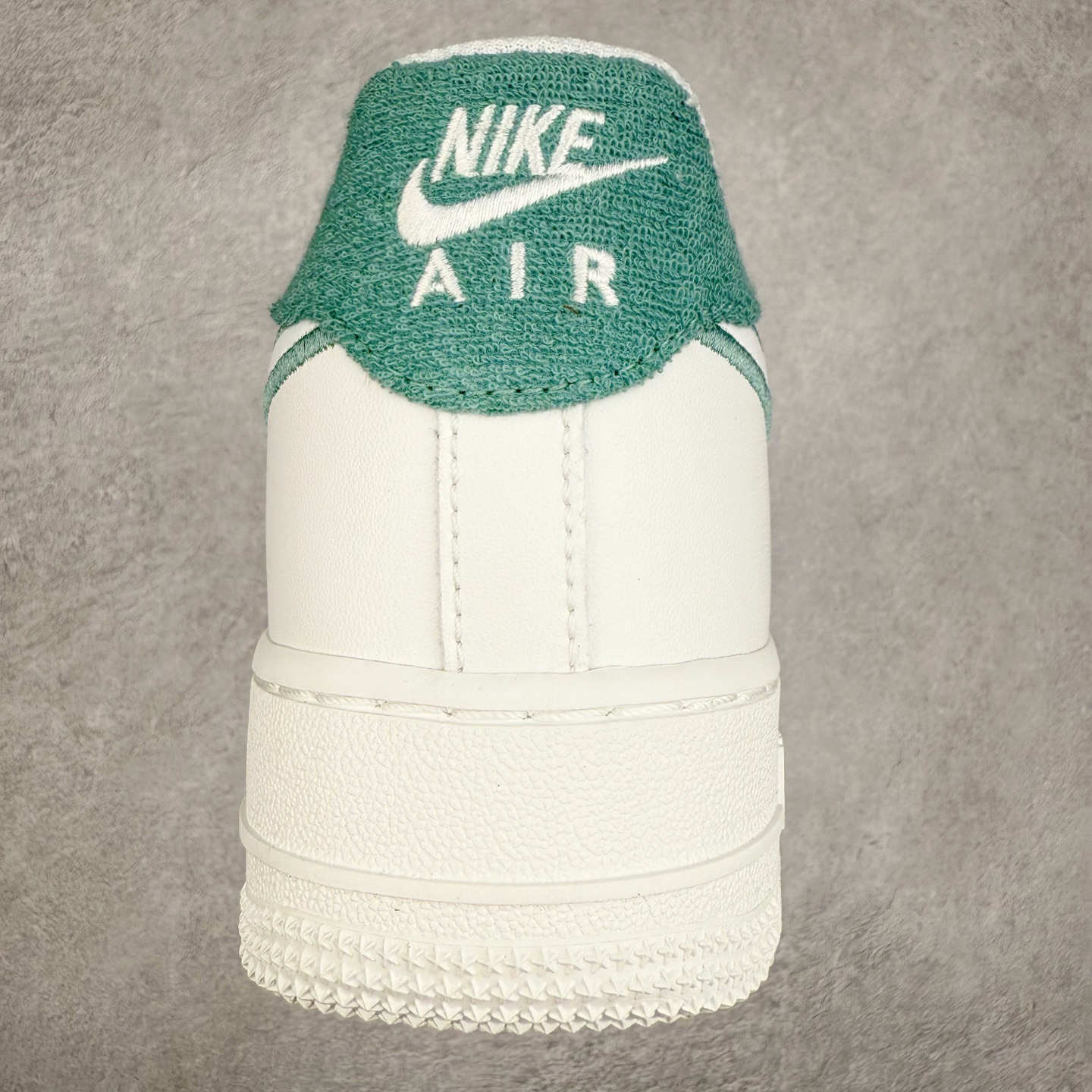 图片[8]-＃XT纯原 NK Air Force 1´07 Low 空军一号低帮百搭休闲运动板鞋 FZ2008-100 顶级批次 2022全新楦头鞋型 鱼鳞大底 历时开发三个月 清洁度完美 二维码鞋标 内置芯片及solo气垫 大底高度及其弧度依照正品 钢印 logo刺绣 鞋口弧度 鞋头长度 鞋面冲孔 鞋垫背胶及钢印 完美鞋型对比正品 每一处都是细节满满 柔软、弹性十足的缓震性能和出色的中底设计 横跨复古与现代的外型结合 造就出风靡全球 三十多年的Force 1 直到今天还深受青睐 实拍调校N版已经零色差零失真 百分百还原实物色彩所见即所得 不存在货不对板色差等低级问题 选购参考实物拍摄 不混卖不参货 只用心做好货严格选品 承诺混一赔十 尺码：36 36.5 37.5 38 38.5 39 40 40.5 41 42 42.5 43 44 44.5 45-选品中心