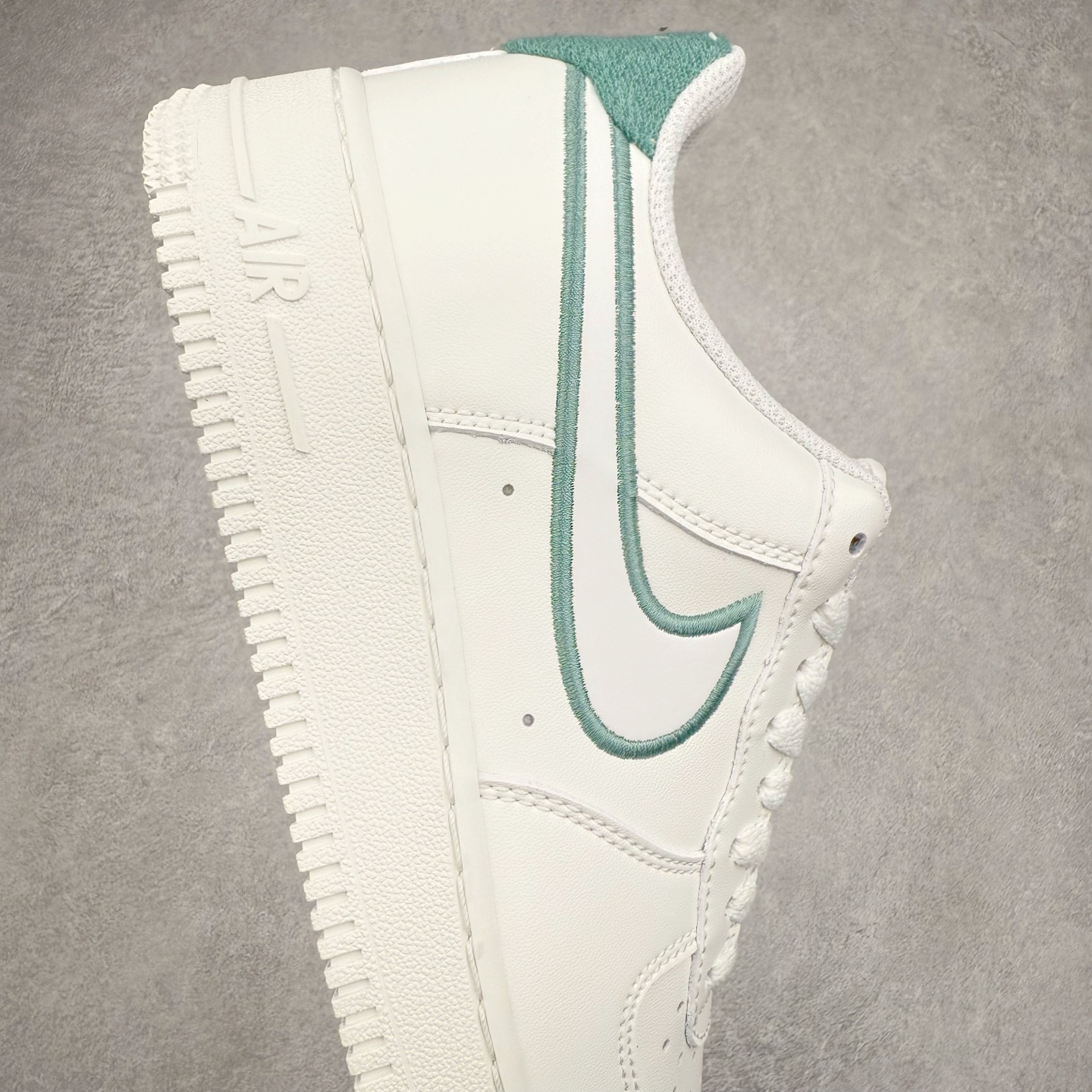 图片[6]-＃XT纯原 NK Air Force 1´07 Low 空军一号低帮百搭休闲运动板鞋 FZ2008-100 顶级批次 2022全新楦头鞋型 鱼鳞大底 历时开发三个月 清洁度完美 二维码鞋标 内置芯片及solo气垫 大底高度及其弧度依照正品 钢印 logo刺绣 鞋口弧度 鞋头长度 鞋面冲孔 鞋垫背胶及钢印 完美鞋型对比正品 每一处都是细节满满 柔软、弹性十足的缓震性能和出色的中底设计 横跨复古与现代的外型结合 造就出风靡全球 三十多年的Force 1 直到今天还深受青睐 实拍调校N版已经零色差零失真 百分百还原实物色彩所见即所得 不存在货不对板色差等低级问题 选购参考实物拍摄 不混卖不参货 只用心做好货严格选品 承诺混一赔十 尺码：36 36.5 37.5 38 38.5 39 40 40.5 41 42 42.5 43 44 44.5 45-选品中心