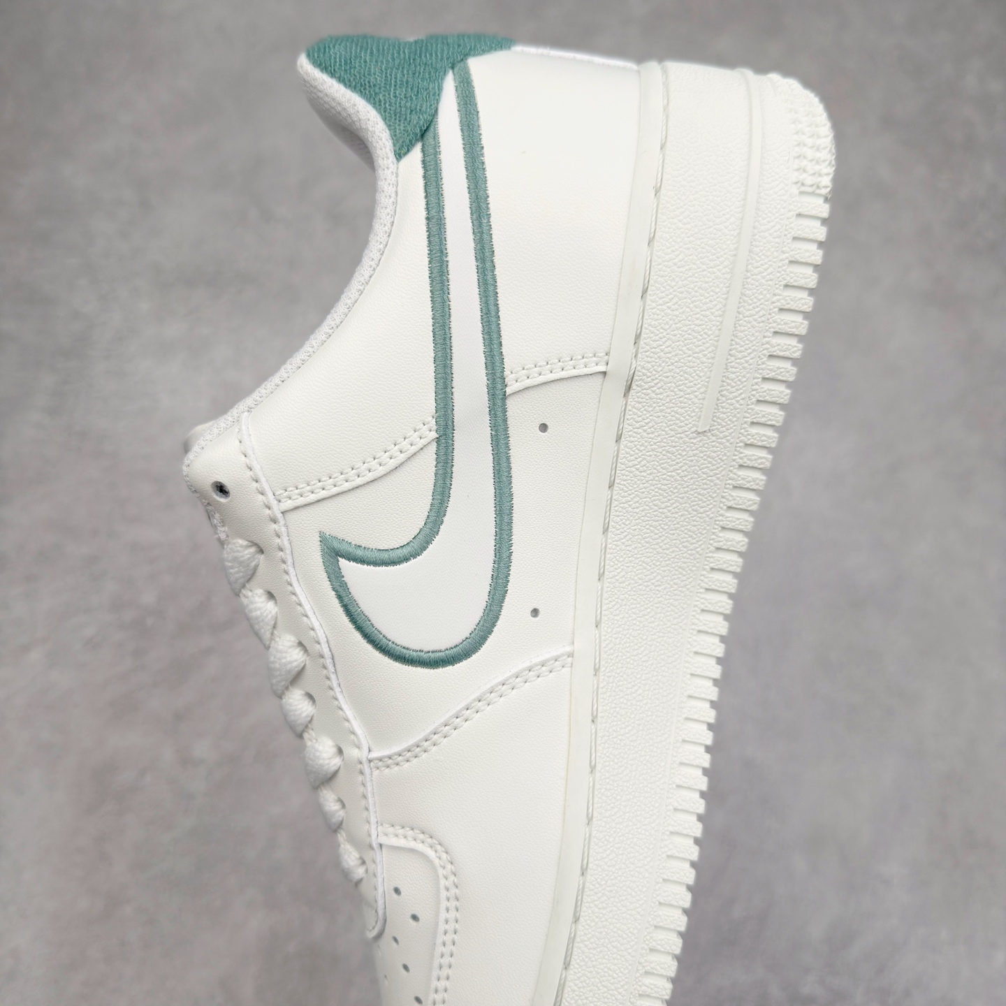 图片[7]-＃XT纯原 NK Air Force 1´07 Low 空军一号低帮百搭休闲运动板鞋 FZ2008-100 顶级批次 2022全新楦头鞋型 鱼鳞大底 历时开发三个月 清洁度完美 二维码鞋标 内置芯片及solo气垫 大底高度及其弧度依照正品 钢印 logo刺绣 鞋口弧度 鞋头长度 鞋面冲孔 鞋垫背胶及钢印 完美鞋型对比正品 每一处都是细节满满 柔软、弹性十足的缓震性能和出色的中底设计 横跨复古与现代的外型结合 造就出风靡全球 三十多年的Force 1 直到今天还深受青睐 实拍调校N版已经零色差零失真 百分百还原实物色彩所见即所得 不存在货不对板色差等低级问题 选购参考实物拍摄 不混卖不参货 只用心做好货严格选品 承诺混一赔十 尺码：36 36.5 37.5 38 38.5 39 40 40.5 41 42 42.5 43 44 44.5 45-选品中心