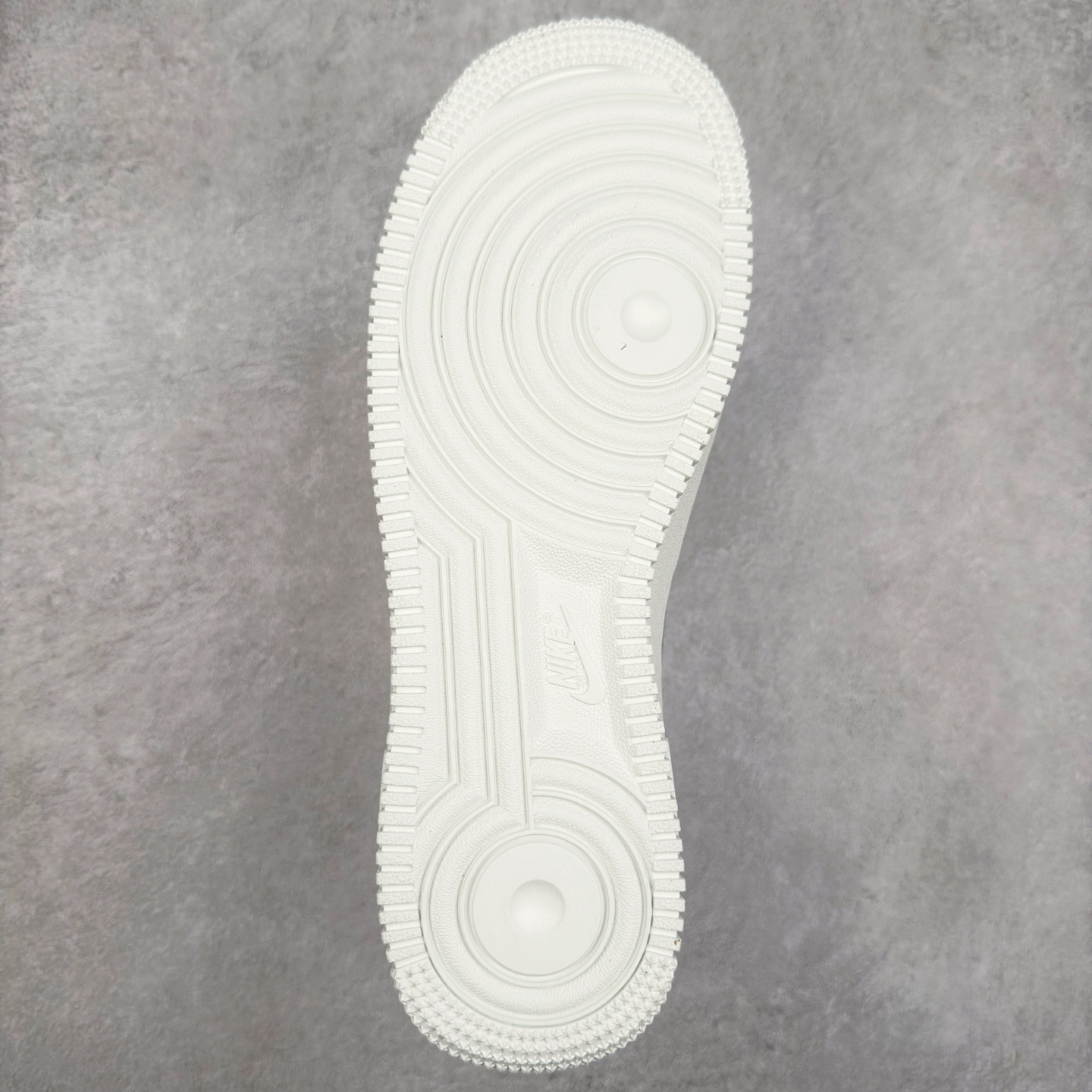 图片[9]-＃XT纯原 NK Air Force 1´07 Low 空军一号低帮百搭休闲运动板鞋 FZ2008-100 顶级批次 2022全新楦头鞋型 鱼鳞大底 历时开发三个月 清洁度完美 二维码鞋标 内置芯片及solo气垫 大底高度及其弧度依照正品 钢印 logo刺绣 鞋口弧度 鞋头长度 鞋面冲孔 鞋垫背胶及钢印 完美鞋型对比正品 每一处都是细节满满 柔软、弹性十足的缓震性能和出色的中底设计 横跨复古与现代的外型结合 造就出风靡全球 三十多年的Force 1 直到今天还深受青睐 实拍调校N版已经零色差零失真 百分百还原实物色彩所见即所得 不存在货不对板色差等低级问题 选购参考实物拍摄 不混卖不参货 只用心做好货严格选品 承诺混一赔十 尺码：36 36.5 37.5 38 38.5 39 40 40.5 41 42 42.5 43 44 44.5 45-选品中心