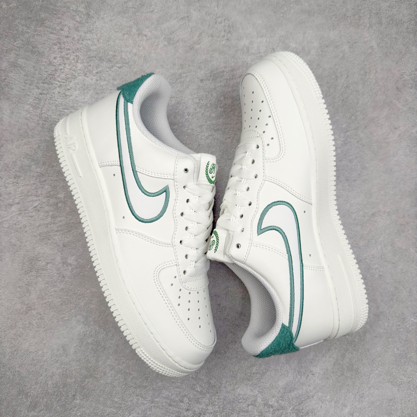 图片[3]-＃XT纯原 NK Air Force 1´07 Low 空军一号低帮百搭休闲运动板鞋 FZ2008-100 顶级批次 2022全新楦头鞋型 鱼鳞大底 历时开发三个月 清洁度完美 二维码鞋标 内置芯片及solo气垫 大底高度及其弧度依照正品 钢印 logo刺绣 鞋口弧度 鞋头长度 鞋面冲孔 鞋垫背胶及钢印 完美鞋型对比正品 每一处都是细节满满 柔软、弹性十足的缓震性能和出色的中底设计 横跨复古与现代的外型结合 造就出风靡全球 三十多年的Force 1 直到今天还深受青睐 实拍调校N版已经零色差零失真 百分百还原实物色彩所见即所得 不存在货不对板色差等低级问题 选购参考实物拍摄 不混卖不参货 只用心做好货严格选品 承诺混一赔十 尺码：36 36.5 37.5 38 38.5 39 40 40.5 41 42 42.5 43 44 44.5 45-选品中心