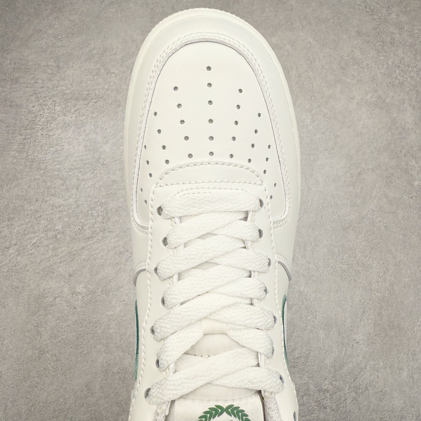 图片[4]-＃XT纯原 NK Air Force 1´07 Low 空军一号低帮百搭休闲运动板鞋 FZ2008-100 顶级批次 2022全新楦头鞋型 鱼鳞大底 历时开发三个月 清洁度完美 二维码鞋标 内置芯片及solo气垫 大底高度及其弧度依照正品 钢印 logo刺绣 鞋口弧度 鞋头长度 鞋面冲孔 鞋垫背胶及钢印 完美鞋型对比正品 每一处都是细节满满 柔软、弹性十足的缓震性能和出色的中底设计 横跨复古与现代的外型结合 造就出风靡全球 三十多年的Force 1 直到今天还深受青睐 实拍调校N版已经零色差零失真 百分百还原实物色彩所见即所得 不存在货不对板色差等低级问题 选购参考实物拍摄 不混卖不参货 只用心做好货严格选品 承诺混一赔十 尺码：36 36.5 37.5 38 38.5 39 40 40.5 41 42 42.5 43 44 44.5 45-选品中心