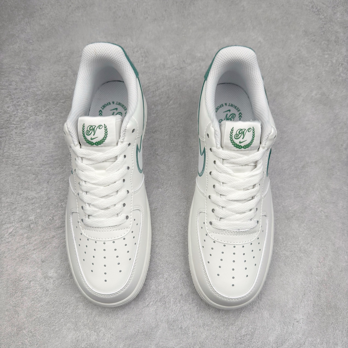 图片[2]-＃XT纯原 NK Air Force 1´07 Low 空军一号低帮百搭休闲运动板鞋 FZ2008-100 顶级批次 2022全新楦头鞋型 鱼鳞大底 历时开发三个月 清洁度完美 二维码鞋标 内置芯片及solo气垫 大底高度及其弧度依照正品 钢印 logo刺绣 鞋口弧度 鞋头长度 鞋面冲孔 鞋垫背胶及钢印 完美鞋型对比正品 每一处都是细节满满 柔软、弹性十足的缓震性能和出色的中底设计 横跨复古与现代的外型结合 造就出风靡全球 三十多年的Force 1 直到今天还深受青睐 实拍调校N版已经零色差零失真 百分百还原实物色彩所见即所得 不存在货不对板色差等低级问题 选购参考实物拍摄 不混卖不参货 只用心做好货严格选品 承诺混一赔十 尺码：36 36.5 37.5 38 38.5 39 40 40.5 41 42 42.5 43 44 44.5 45-选品中心