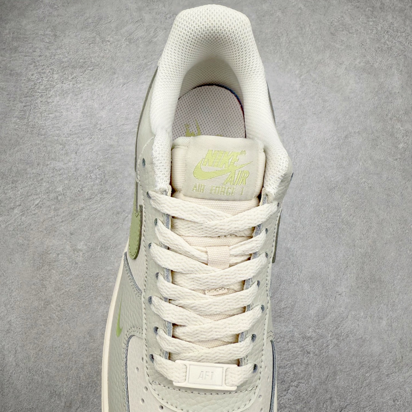 图片[5]-＃XT纯原 NK Air Force 1´07 Low 空军一号低帮百搭休闲运动板鞋 IB3881-001 顶级批次 2022全新楦头鞋型 鱼鳞大底 历时开发三个月 清洁度完美 二维码鞋标 内置芯片及solo气垫 大底高度及其弧度依照正品 钢印 logo刺绣 鞋口弧度 鞋头长度 鞋面冲孔 鞋垫背胶及钢印 完美鞋型对比正品 每一处都是细节满满 柔软、弹性十足的缓震性能和出色的中底设计 横跨复古与现代的外型结合 造就出风靡全球 三十多年的Force 1 直到今天还深受青睐 实拍调校N版已经零色差零失真 百分百还原实物色彩所见即所得 不存在货不对板色差等低级问题 选购参考实物拍摄 不混卖不参货 只用心做好货严格选品 承诺混一赔十 尺码：36 36.5 37.5 38 38.5 39 40 40.5 41 42 42.5 43 44 44.5 45-选品中心