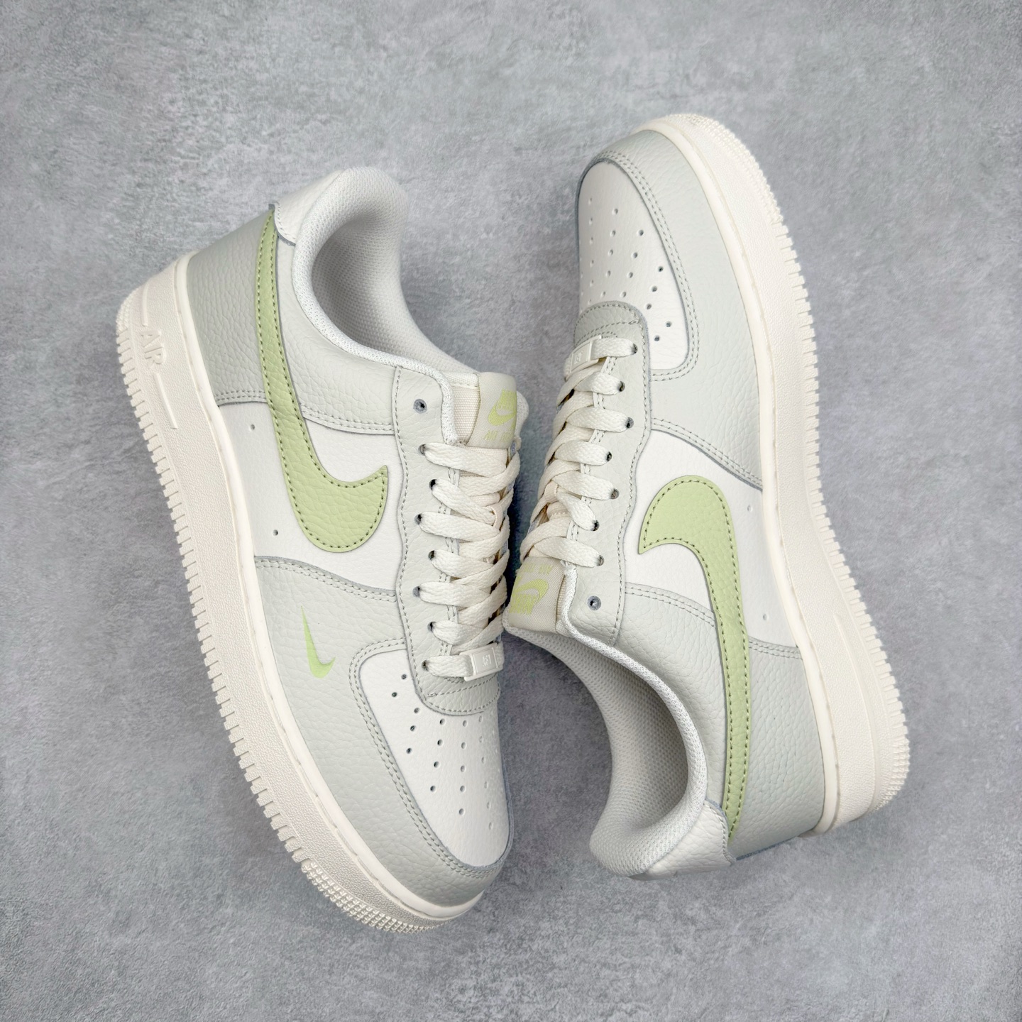 图片[3]-＃XT纯原 NK Air Force 1´07 Low 空军一号低帮百搭休闲运动板鞋 IB3881-001 顶级批次 2022全新楦头鞋型 鱼鳞大底 历时开发三个月 清洁度完美 二维码鞋标 内置芯片及solo气垫 大底高度及其弧度依照正品 钢印 logo刺绣 鞋口弧度 鞋头长度 鞋面冲孔 鞋垫背胶及钢印 完美鞋型对比正品 每一处都是细节满满 柔软、弹性十足的缓震性能和出色的中底设计 横跨复古与现代的外型结合 造就出风靡全球 三十多年的Force 1 直到今天还深受青睐 实拍调校N版已经零色差零失真 百分百还原实物色彩所见即所得 不存在货不对板色差等低级问题 选购参考实物拍摄 不混卖不参货 只用心做好货严格选品 承诺混一赔十 尺码：36 36.5 37.5 38 38.5 39 40 40.5 41 42 42.5 43 44 44.5 45-选品中心