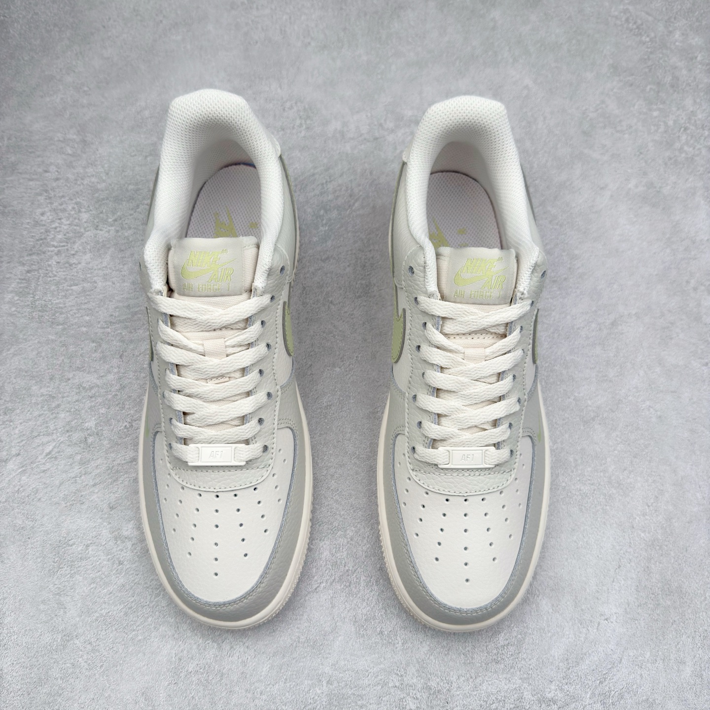 图片[2]-＃XT纯原 NK Air Force 1´07 Low 空军一号低帮百搭休闲运动板鞋 IB3881-001 顶级批次 2022全新楦头鞋型 鱼鳞大底 历时开发三个月 清洁度完美 二维码鞋标 内置芯片及solo气垫 大底高度及其弧度依照正品 钢印 logo刺绣 鞋口弧度 鞋头长度 鞋面冲孔 鞋垫背胶及钢印 完美鞋型对比正品 每一处都是细节满满 柔软、弹性十足的缓震性能和出色的中底设计 横跨复古与现代的外型结合 造就出风靡全球 三十多年的Force 1 直到今天还深受青睐 实拍调校N版已经零色差零失真 百分百还原实物色彩所见即所得 不存在货不对板色差等低级问题 选购参考实物拍摄 不混卖不参货 只用心做好货严格选品 承诺混一赔十 尺码：36 36.5 37.5 38 38.5 39 40 40.5 41 42 42.5 43 44 44.5 45-选品中心