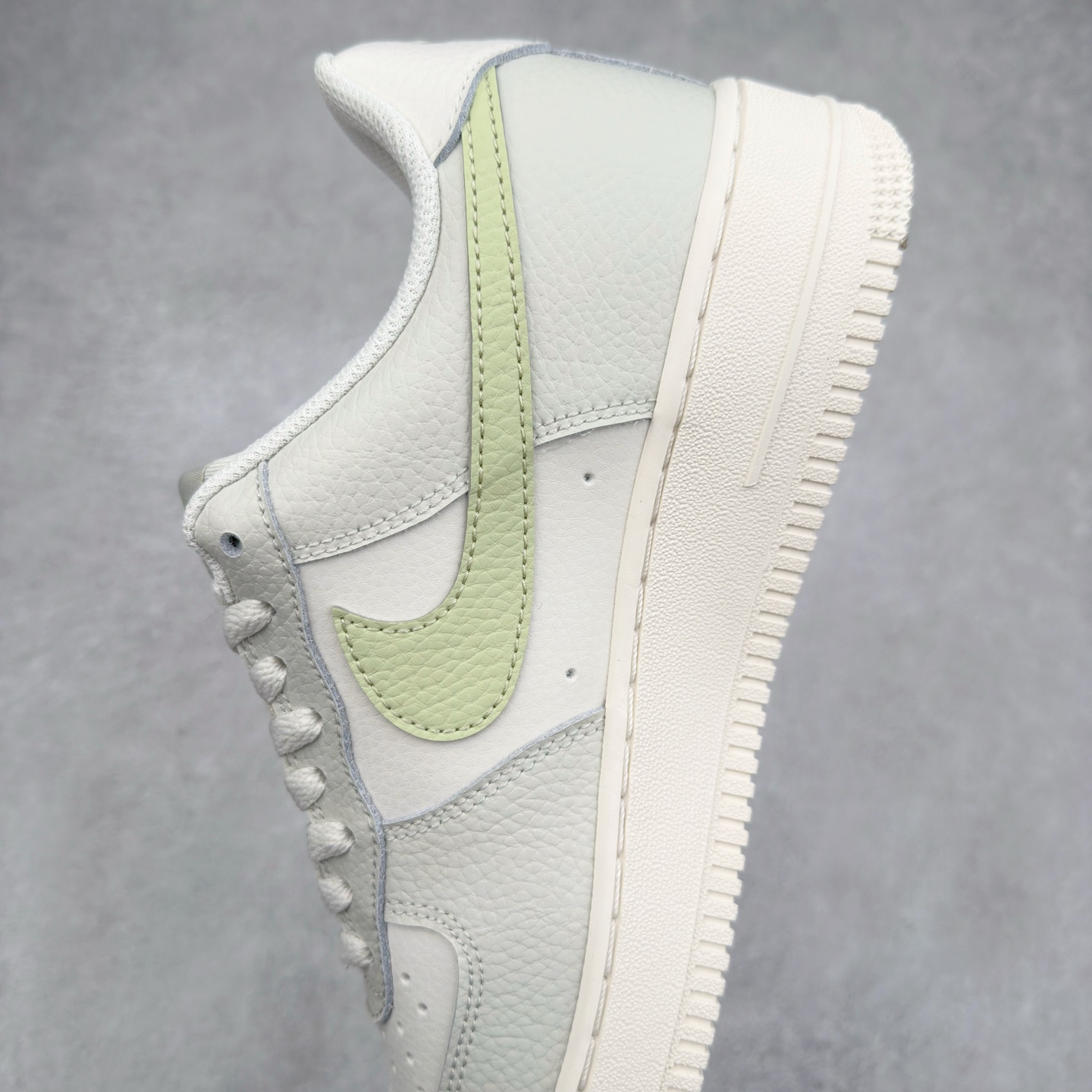 图片[7]-＃XT纯原 NK Air Force 1´07 Low 空军一号低帮百搭休闲运动板鞋 IB3881-001 顶级批次 2022全新楦头鞋型 鱼鳞大底 历时开发三个月 清洁度完美 二维码鞋标 内置芯片及solo气垫 大底高度及其弧度依照正品 钢印 logo刺绣 鞋口弧度 鞋头长度 鞋面冲孔 鞋垫背胶及钢印 完美鞋型对比正品 每一处都是细节满满 柔软、弹性十足的缓震性能和出色的中底设计 横跨复古与现代的外型结合 造就出风靡全球 三十多年的Force 1 直到今天还深受青睐 实拍调校N版已经零色差零失真 百分百还原实物色彩所见即所得 不存在货不对板色差等低级问题 选购参考实物拍摄 不混卖不参货 只用心做好货严格选品 承诺混一赔十 尺码：36 36.5 37.5 38 38.5 39 40 40.5 41 42 42.5 43 44 44.5 45-选品中心