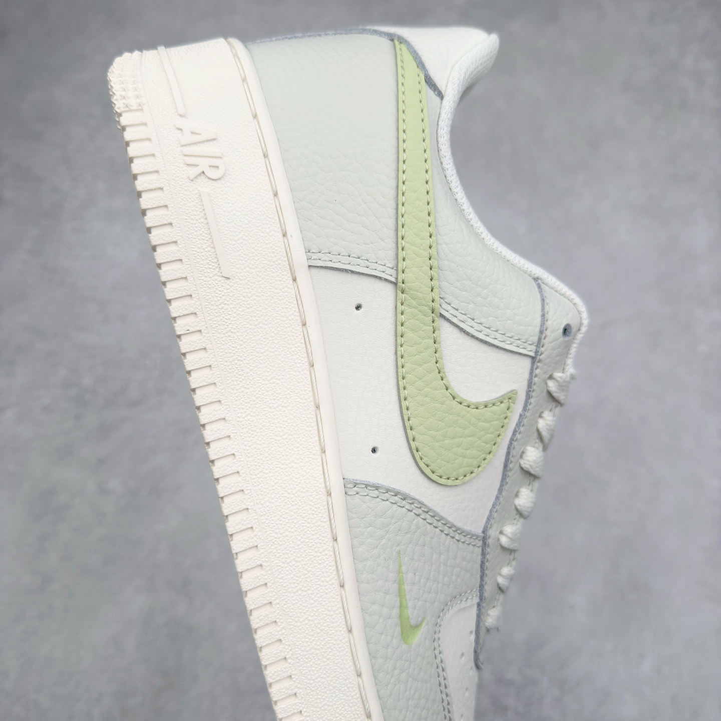 图片[6]-＃XT纯原 NK Air Force 1´07 Low 空军一号低帮百搭休闲运动板鞋 IB3881-001 顶级批次 2022全新楦头鞋型 鱼鳞大底 历时开发三个月 清洁度完美 二维码鞋标 内置芯片及solo气垫 大底高度及其弧度依照正品 钢印 logo刺绣 鞋口弧度 鞋头长度 鞋面冲孔 鞋垫背胶及钢印 完美鞋型对比正品 每一处都是细节满满 柔软、弹性十足的缓震性能和出色的中底设计 横跨复古与现代的外型结合 造就出风靡全球 三十多年的Force 1 直到今天还深受青睐 实拍调校N版已经零色差零失真 百分百还原实物色彩所见即所得 不存在货不对板色差等低级问题 选购参考实物拍摄 不混卖不参货 只用心做好货严格选品 承诺混一赔十 尺码：36 36.5 37.5 38 38.5 39 40 40.5 41 42 42.5 43 44 44.5 45-选品中心