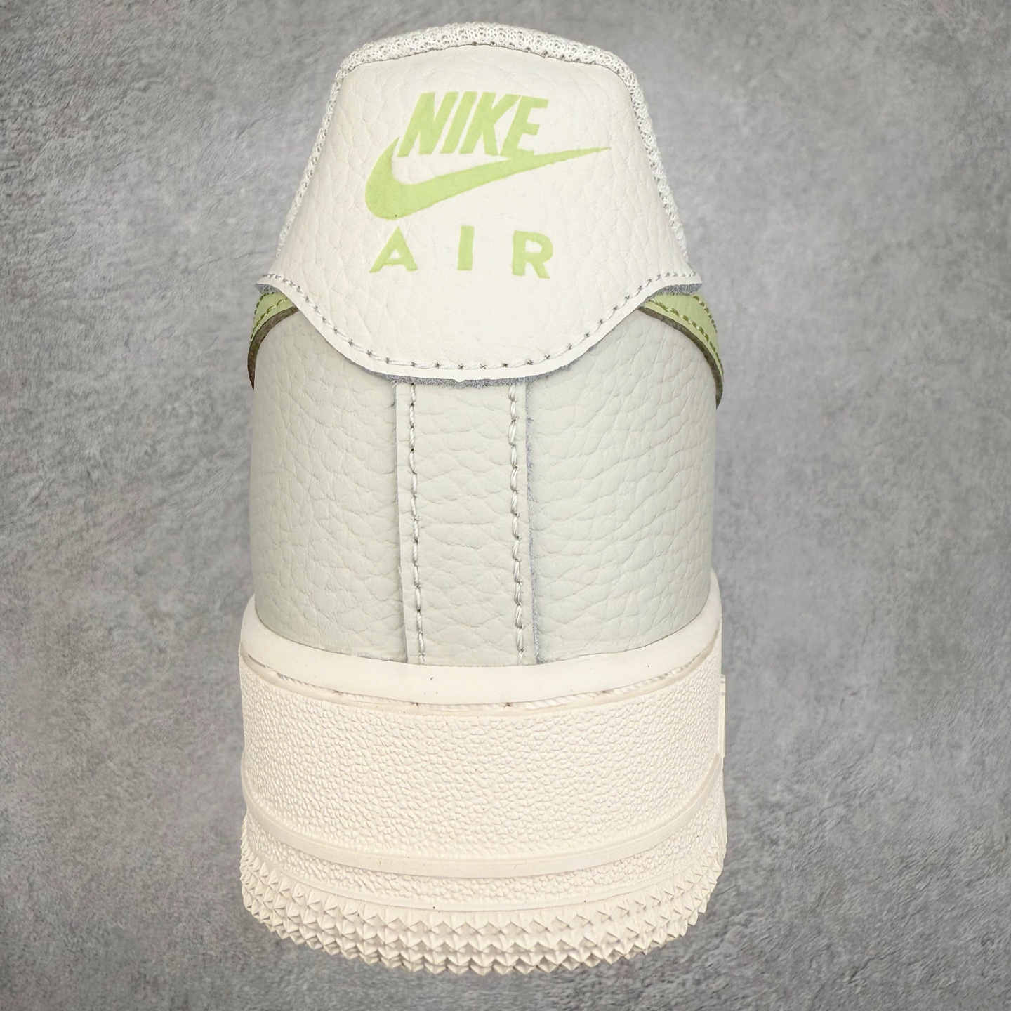 图片[8]-＃XT纯原 NK Air Force 1´07 Low 空军一号低帮百搭休闲运动板鞋 IB3881-001 顶级批次 2022全新楦头鞋型 鱼鳞大底 历时开发三个月 清洁度完美 二维码鞋标 内置芯片及solo气垫 大底高度及其弧度依照正品 钢印 logo刺绣 鞋口弧度 鞋头长度 鞋面冲孔 鞋垫背胶及钢印 完美鞋型对比正品 每一处都是细节满满 柔软、弹性十足的缓震性能和出色的中底设计 横跨复古与现代的外型结合 造就出风靡全球 三十多年的Force 1 直到今天还深受青睐 实拍调校N版已经零色差零失真 百分百还原实物色彩所见即所得 不存在货不对板色差等低级问题 选购参考实物拍摄 不混卖不参货 只用心做好货严格选品 承诺混一赔十 尺码：36 36.5 37.5 38 38.5 39 40 40.5 41 42 42.5 43 44 44.5 45-选品中心