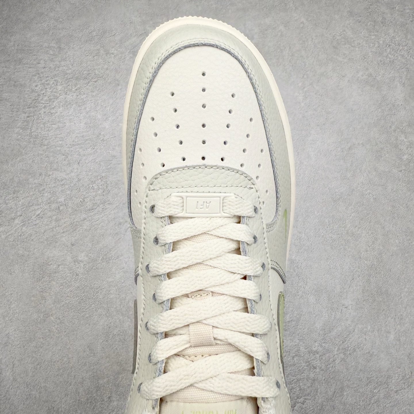 图片[4]-＃XT纯原 NK Air Force 1´07 Low 空军一号低帮百搭休闲运动板鞋 IB3881-001 顶级批次 2022全新楦头鞋型 鱼鳞大底 历时开发三个月 清洁度完美 二维码鞋标 内置芯片及solo气垫 大底高度及其弧度依照正品 钢印 logo刺绣 鞋口弧度 鞋头长度 鞋面冲孔 鞋垫背胶及钢印 完美鞋型对比正品 每一处都是细节满满 柔软、弹性十足的缓震性能和出色的中底设计 横跨复古与现代的外型结合 造就出风靡全球 三十多年的Force 1 直到今天还深受青睐 实拍调校N版已经零色差零失真 百分百还原实物色彩所见即所得 不存在货不对板色差等低级问题 选购参考实物拍摄 不混卖不参货 只用心做好货严格选品 承诺混一赔十 尺码：36 36.5 37.5 38 38.5 39 40 40.5 41 42 42.5 43 44 44.5 45-选品中心