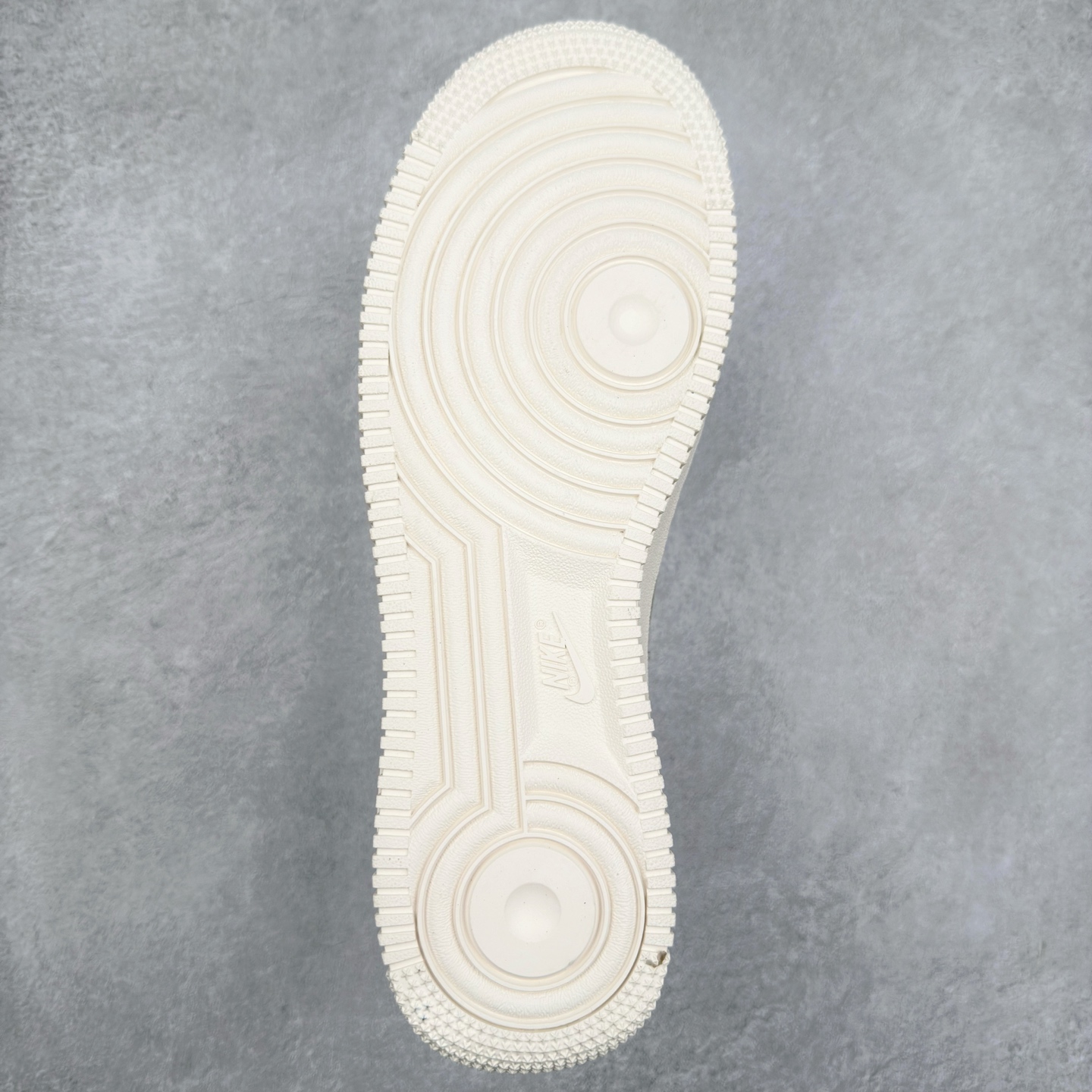 图片[9]-＃XT纯原 NK Air Force 1´07 Low 空军一号低帮百搭休闲运动板鞋 IB3881-001 顶级批次 2022全新楦头鞋型 鱼鳞大底 历时开发三个月 清洁度完美 二维码鞋标 内置芯片及solo气垫 大底高度及其弧度依照正品 钢印 logo刺绣 鞋口弧度 鞋头长度 鞋面冲孔 鞋垫背胶及钢印 完美鞋型对比正品 每一处都是细节满满 柔软、弹性十足的缓震性能和出色的中底设计 横跨复古与现代的外型结合 造就出风靡全球 三十多年的Force 1 直到今天还深受青睐 实拍调校N版已经零色差零失真 百分百还原实物色彩所见即所得 不存在货不对板色差等低级问题 选购参考实物拍摄 不混卖不参货 只用心做好货严格选品 承诺混一赔十 尺码：36 36.5 37.5 38 38.5 39 40 40.5 41 42 42.5 43 44 44.5 45-选品中心