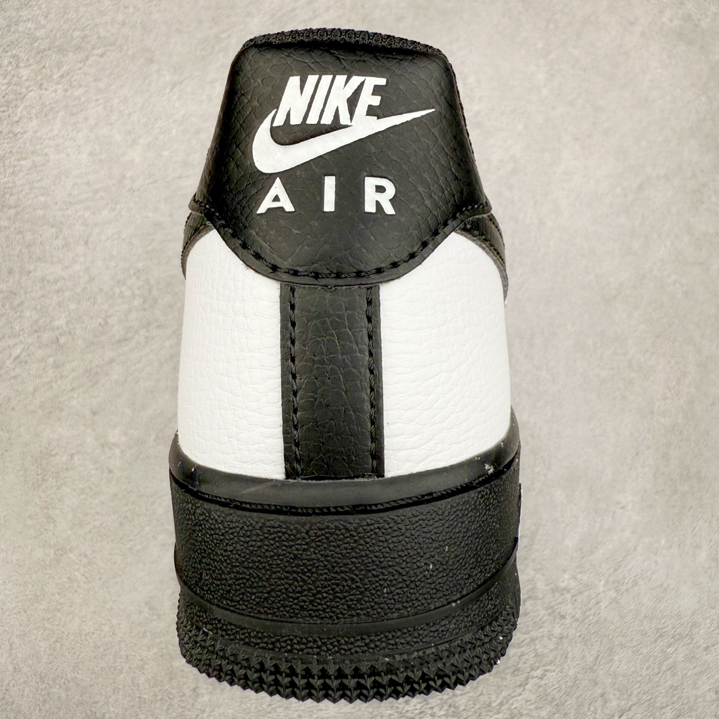 图片[8]-＃XT纯原 NK Air Force 1´07 Low 空军一号低帮百搭休闲运动板鞋 HF9096-001 顶级批次 2022全新楦头鞋型 鱼鳞大底 历时开发三个月 清洁度完美 二维码鞋标 内置芯片及solo气垫 大底高度及其弧度依照正品 钢印 logo刺绣 鞋口弧度 鞋头长度 鞋面冲孔 鞋垫背胶及钢印 完美鞋型对比正品 每一处都是细节满满 柔软、弹性十足的缓震性能和出色的中底设计 横跨复古与现代的外型结合 造就出风靡全球 三十多年的Force 1 直到今天还深受青睐 实拍调校N版已经零色差零失真 百分百还原实物色彩所见即所得 不存在货不对板色差等低级问题 选购参考实物拍摄 不混卖不参货 只用心做好货严格选品 承诺混一赔十 尺码：36 36.5 37.5 38 38.5 39 40 40.5 41 42 42.5 43 44 44.5 45-选品中心