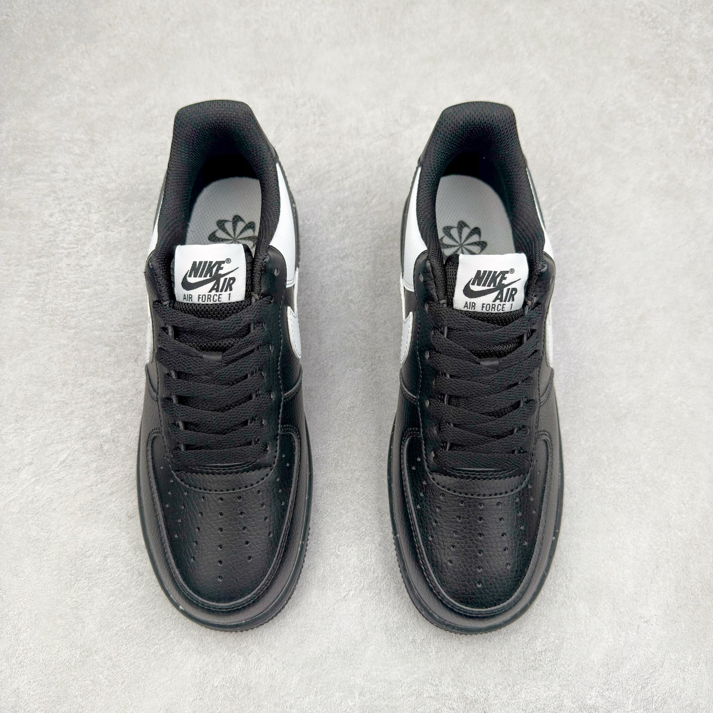 图片[2]-＃XT纯原 NK Air Force 1´07 Low 空军一号低帮百搭休闲运动板鞋 HF9096-001 顶级批次 2022全新楦头鞋型 鱼鳞大底 历时开发三个月 清洁度完美 二维码鞋标 内置芯片及solo气垫 大底高度及其弧度依照正品 钢印 logo刺绣 鞋口弧度 鞋头长度 鞋面冲孔 鞋垫背胶及钢印 完美鞋型对比正品 每一处都是细节满满 柔软、弹性十足的缓震性能和出色的中底设计 横跨复古与现代的外型结合 造就出风靡全球 三十多年的Force 1 直到今天还深受青睐 实拍调校N版已经零色差零失真 百分百还原实物色彩所见即所得 不存在货不对板色差等低级问题 选购参考实物拍摄 不混卖不参货 只用心做好货严格选品 承诺混一赔十 尺码：36 36.5 37.5 38 38.5 39 40 40.5 41 42 42.5 43 44 44.5 45-选品中心