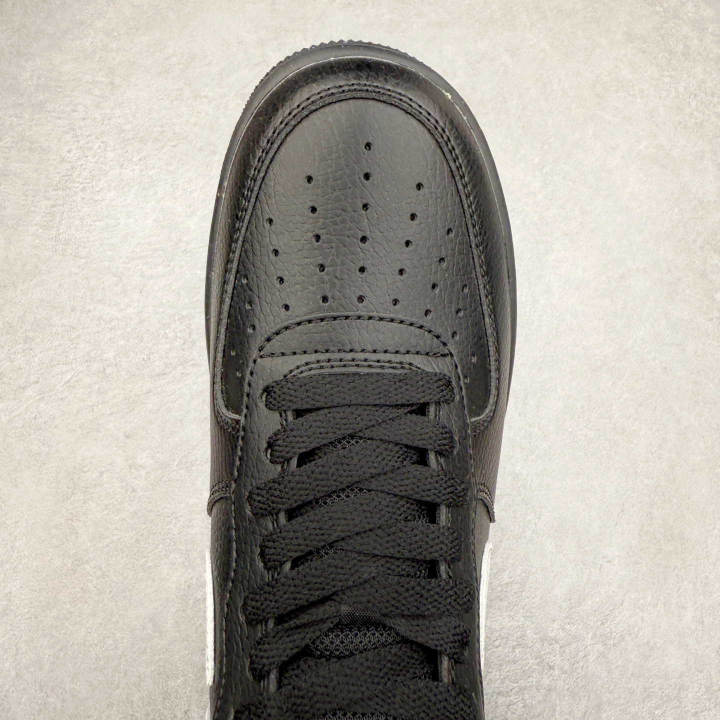 图片[4]-＃XT纯原 NK Air Force 1´07 Low 空军一号低帮百搭休闲运动板鞋 HF9096-001 顶级批次 2022全新楦头鞋型 鱼鳞大底 历时开发三个月 清洁度完美 二维码鞋标 内置芯片及solo气垫 大底高度及其弧度依照正品 钢印 logo刺绣 鞋口弧度 鞋头长度 鞋面冲孔 鞋垫背胶及钢印 完美鞋型对比正品 每一处都是细节满满 柔软、弹性十足的缓震性能和出色的中底设计 横跨复古与现代的外型结合 造就出风靡全球 三十多年的Force 1 直到今天还深受青睐 实拍调校N版已经零色差零失真 百分百还原实物色彩所见即所得 不存在货不对板色差等低级问题 选购参考实物拍摄 不混卖不参货 只用心做好货严格选品 承诺混一赔十 尺码：36 36.5 37.5 38 38.5 39 40 40.5 41 42 42.5 43 44 44.5 45-选品中心