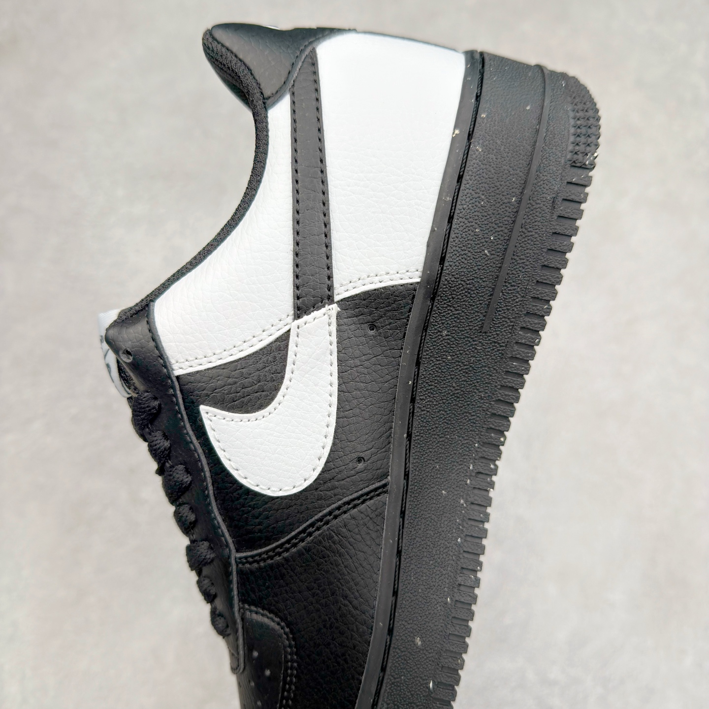 图片[7]-＃XT纯原 NK Air Force 1´07 Low 空军一号低帮百搭休闲运动板鞋 HF9096-001 顶级批次 2022全新楦头鞋型 鱼鳞大底 历时开发三个月 清洁度完美 二维码鞋标 内置芯片及solo气垫 大底高度及其弧度依照正品 钢印 logo刺绣 鞋口弧度 鞋头长度 鞋面冲孔 鞋垫背胶及钢印 完美鞋型对比正品 每一处都是细节满满 柔软、弹性十足的缓震性能和出色的中底设计 横跨复古与现代的外型结合 造就出风靡全球 三十多年的Force 1 直到今天还深受青睐 实拍调校N版已经零色差零失真 百分百还原实物色彩所见即所得 不存在货不对板色差等低级问题 选购参考实物拍摄 不混卖不参货 只用心做好货严格选品 承诺混一赔十 尺码：36 36.5 37.5 38 38.5 39 40 40.5 41 42 42.5 43 44 44.5 45-选品中心