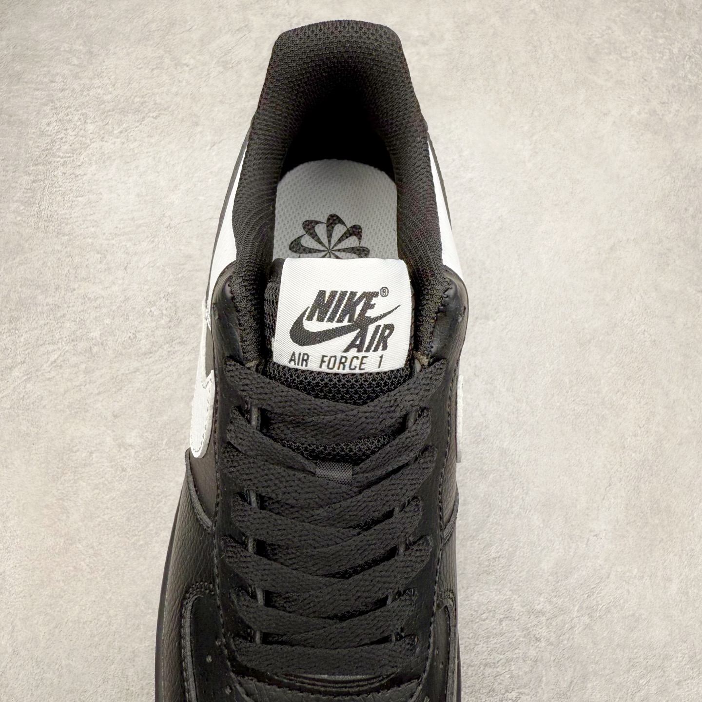 图片[5]-＃XT纯原 NK Air Force 1´07 Low 空军一号低帮百搭休闲运动板鞋 HF9096-001 顶级批次 2022全新楦头鞋型 鱼鳞大底 历时开发三个月 清洁度完美 二维码鞋标 内置芯片及solo气垫 大底高度及其弧度依照正品 钢印 logo刺绣 鞋口弧度 鞋头长度 鞋面冲孔 鞋垫背胶及钢印 完美鞋型对比正品 每一处都是细节满满 柔软、弹性十足的缓震性能和出色的中底设计 横跨复古与现代的外型结合 造就出风靡全球 三十多年的Force 1 直到今天还深受青睐 实拍调校N版已经零色差零失真 百分百还原实物色彩所见即所得 不存在货不对板色差等低级问题 选购参考实物拍摄 不混卖不参货 只用心做好货严格选品 承诺混一赔十 尺码：36 36.5 37.5 38 38.5 39 40 40.5 41 42 42.5 43 44 44.5 45-选品中心