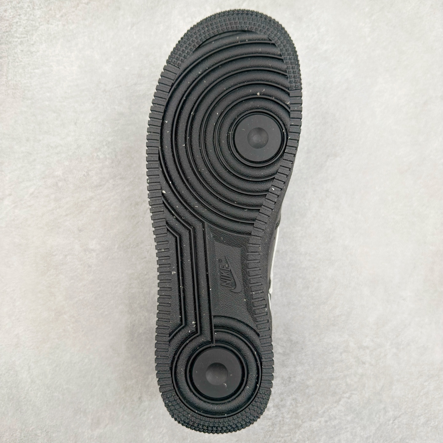 图片[9]-＃XT纯原 NK Air Force 1´07 Low 空军一号低帮百搭休闲运动板鞋 HF9096-001 顶级批次 2022全新楦头鞋型 鱼鳞大底 历时开发三个月 清洁度完美 二维码鞋标 内置芯片及solo气垫 大底高度及其弧度依照正品 钢印 logo刺绣 鞋口弧度 鞋头长度 鞋面冲孔 鞋垫背胶及钢印 完美鞋型对比正品 每一处都是细节满满 柔软、弹性十足的缓震性能和出色的中底设计 横跨复古与现代的外型结合 造就出风靡全球 三十多年的Force 1 直到今天还深受青睐 实拍调校N版已经零色差零失真 百分百还原实物色彩所见即所得 不存在货不对板色差等低级问题 选购参考实物拍摄 不混卖不参货 只用心做好货严格选品 承诺混一赔十 尺码：36 36.5 37.5 38 38.5 39 40 40.5 41 42 42.5 43 44 44.5 45-选品中心