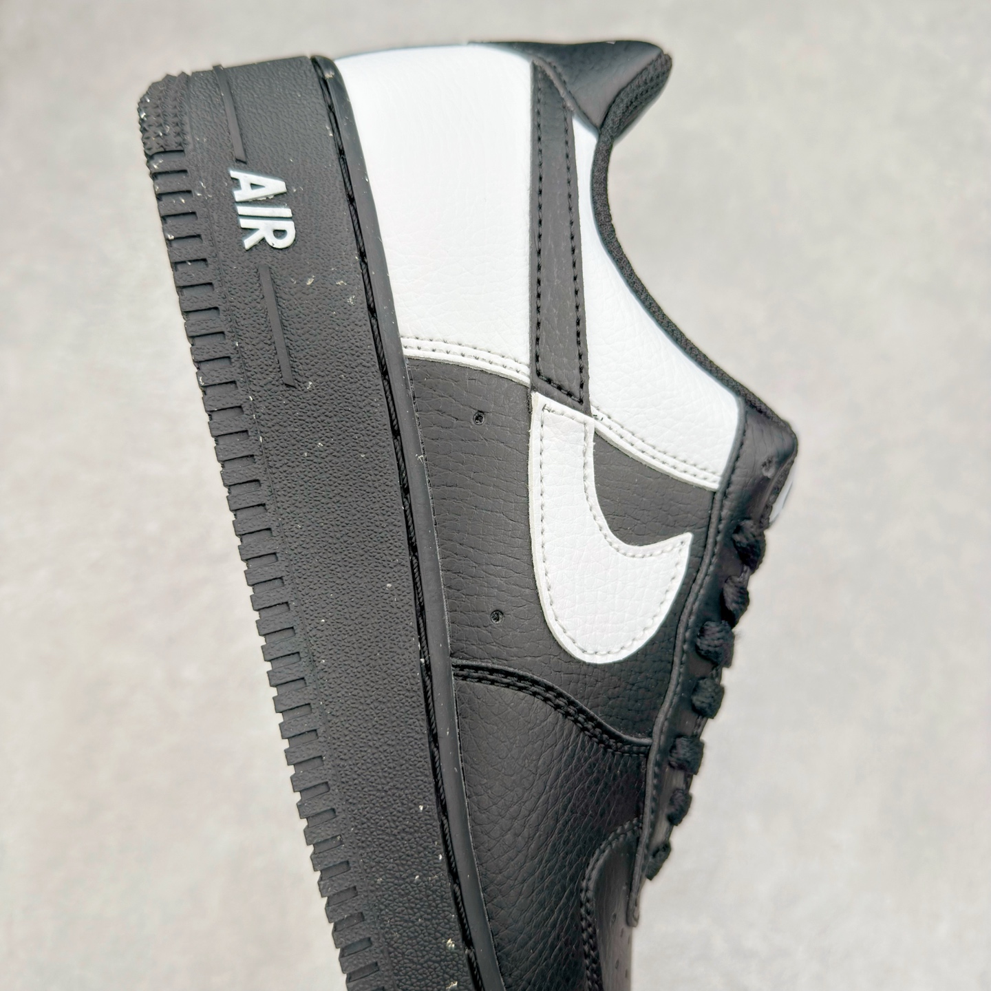 图片[6]-＃XT纯原 NK Air Force 1´07 Low 空军一号低帮百搭休闲运动板鞋 HF9096-001 顶级批次 2022全新楦头鞋型 鱼鳞大底 历时开发三个月 清洁度完美 二维码鞋标 内置芯片及solo气垫 大底高度及其弧度依照正品 钢印 logo刺绣 鞋口弧度 鞋头长度 鞋面冲孔 鞋垫背胶及钢印 完美鞋型对比正品 每一处都是细节满满 柔软、弹性十足的缓震性能和出色的中底设计 横跨复古与现代的外型结合 造就出风靡全球 三十多年的Force 1 直到今天还深受青睐 实拍调校N版已经零色差零失真 百分百还原实物色彩所见即所得 不存在货不对板色差等低级问题 选购参考实物拍摄 不混卖不参货 只用心做好货严格选品 承诺混一赔十 尺码：36 36.5 37.5 38 38.5 39 40 40.5 41 42 42.5 43 44 44.5 45-选品中心