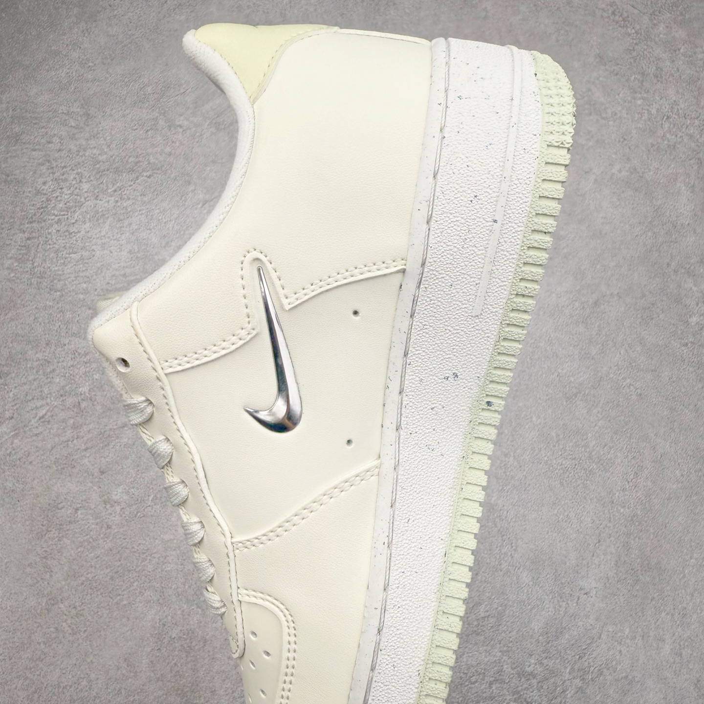 图片[7]-＃XT纯原 NK Air Force 1´07 Low 空军一号低帮百搭休闲运动板鞋 FN8540-100 顶级批次 2022全新楦头鞋型 鱼鳞大底 历时开发三个月 清洁度完美 二维码鞋标 内置芯片及solo气垫 大底高度及其弧度依照正品 钢印 logo刺绣 鞋口弧度 鞋头长度 鞋面冲孔 鞋垫背胶及钢印 完美鞋型对比正品 每一处都是细节满满 柔软、弹性十足的缓震性能和出色的中底设计 横跨复古与现代的外型结合 造就出风靡全球 三十多年的Force 1 直到今天还深受青睐 实拍调校N版已经零色差零失真 百分百还原实物色彩所见即所得 不存在货不对板色差等低级问题 选购参考实物拍摄 不混卖不参货 只用心做好货严格选品 承诺混一赔十 尺码：36 36.5 37.5 38 38.5 39 40 40.5 41 42 42.5 43 44 44.5 45-选品中心