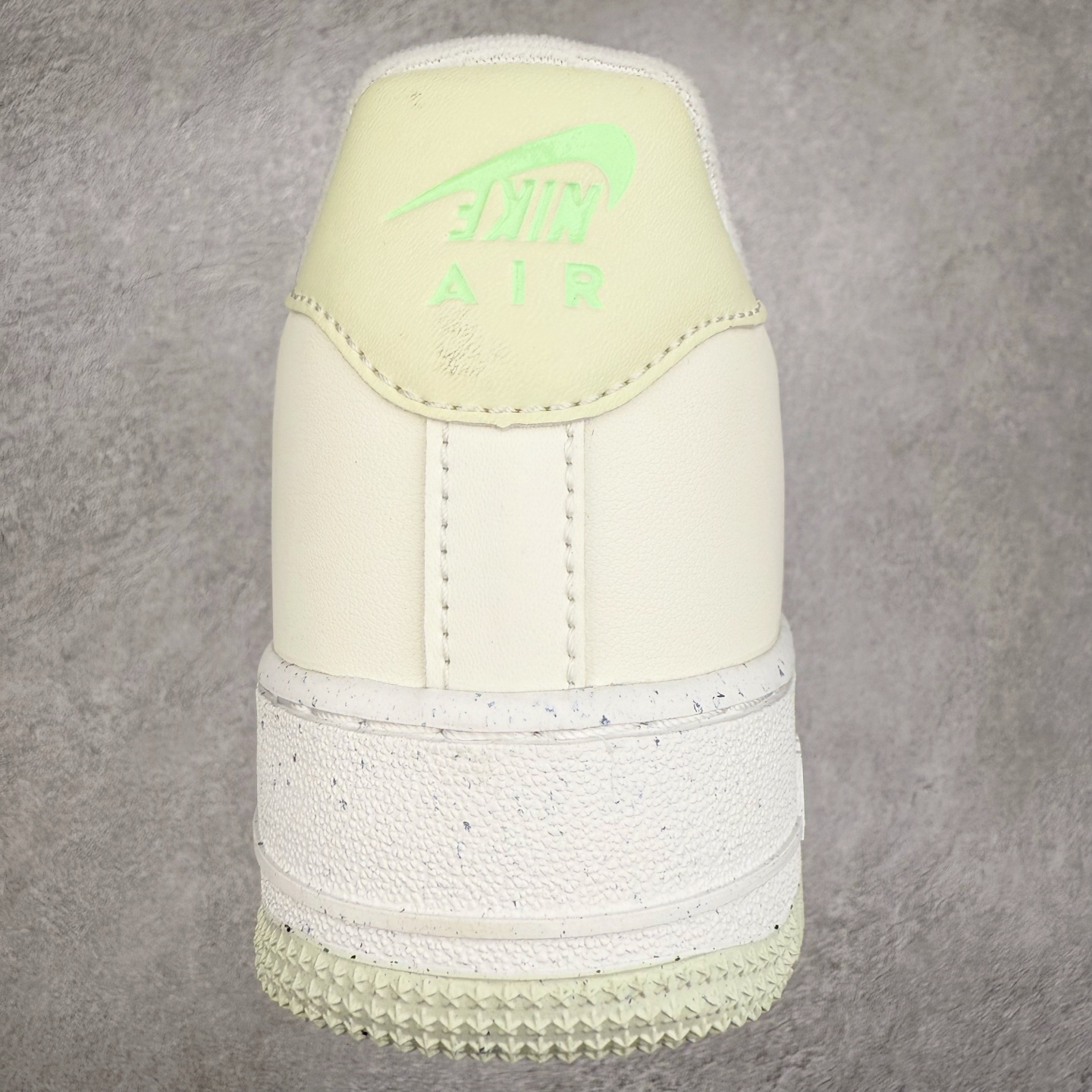 图片[8]-＃XT纯原 NK Air Force 1´07 Low 空军一号低帮百搭休闲运动板鞋 FN8540-100 顶级批次 2022全新楦头鞋型 鱼鳞大底 历时开发三个月 清洁度完美 二维码鞋标 内置芯片及solo气垫 大底高度及其弧度依照正品 钢印 logo刺绣 鞋口弧度 鞋头长度 鞋面冲孔 鞋垫背胶及钢印 完美鞋型对比正品 每一处都是细节满满 柔软、弹性十足的缓震性能和出色的中底设计 横跨复古与现代的外型结合 造就出风靡全球 三十多年的Force 1 直到今天还深受青睐 实拍调校N版已经零色差零失真 百分百还原实物色彩所见即所得 不存在货不对板色差等低级问题 选购参考实物拍摄 不混卖不参货 只用心做好货严格选品 承诺混一赔十 尺码：36 36.5 37.5 38 38.5 39 40 40.5 41 42 42.5 43 44 44.5 45-选品中心