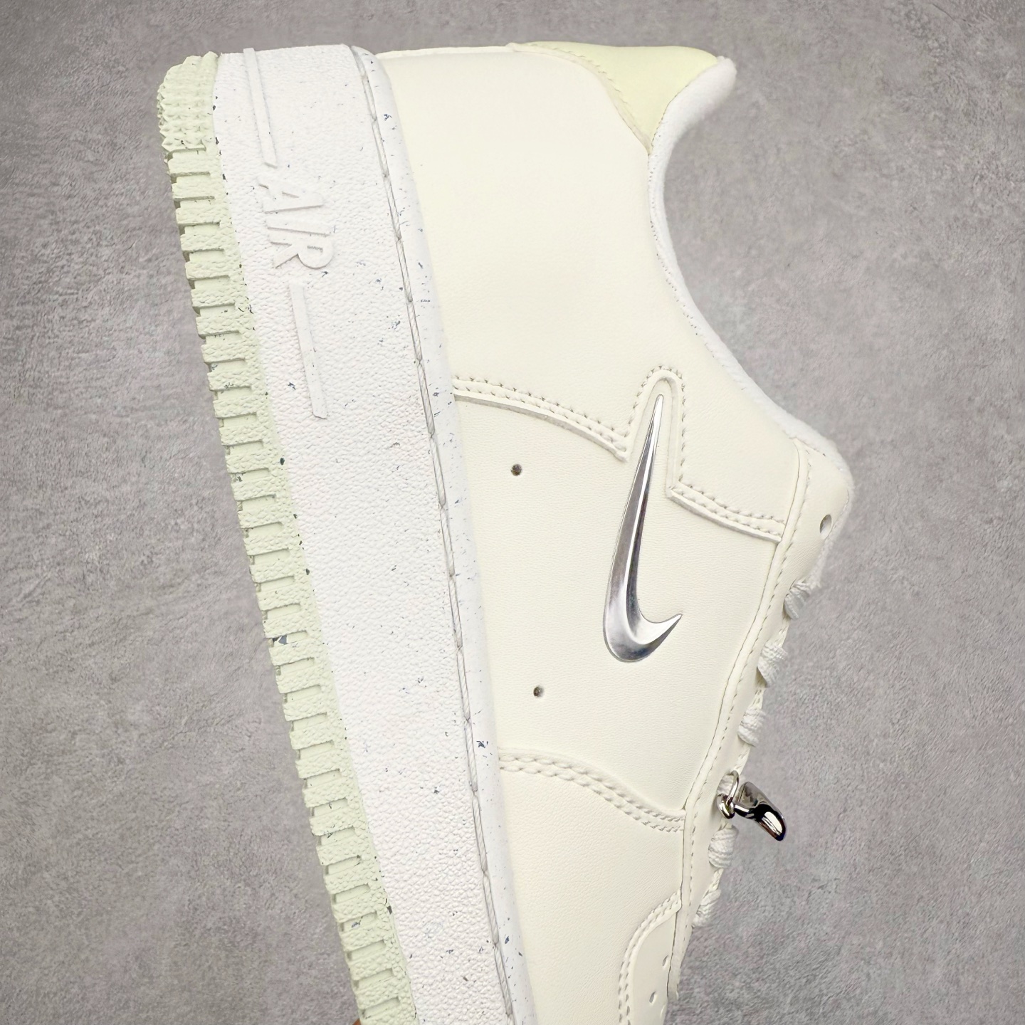 图片[6]-＃XT纯原 NK Air Force 1´07 Low 空军一号低帮百搭休闲运动板鞋 FN8540-100 顶级批次 2022全新楦头鞋型 鱼鳞大底 历时开发三个月 清洁度完美 二维码鞋标 内置芯片及solo气垫 大底高度及其弧度依照正品 钢印 logo刺绣 鞋口弧度 鞋头长度 鞋面冲孔 鞋垫背胶及钢印 完美鞋型对比正品 每一处都是细节满满 柔软、弹性十足的缓震性能和出色的中底设计 横跨复古与现代的外型结合 造就出风靡全球 三十多年的Force 1 直到今天还深受青睐 实拍调校N版已经零色差零失真 百分百还原实物色彩所见即所得 不存在货不对板色差等低级问题 选购参考实物拍摄 不混卖不参货 只用心做好货严格选品 承诺混一赔十 尺码：36 36.5 37.5 38 38.5 39 40 40.5 41 42 42.5 43 44 44.5 45-选品中心