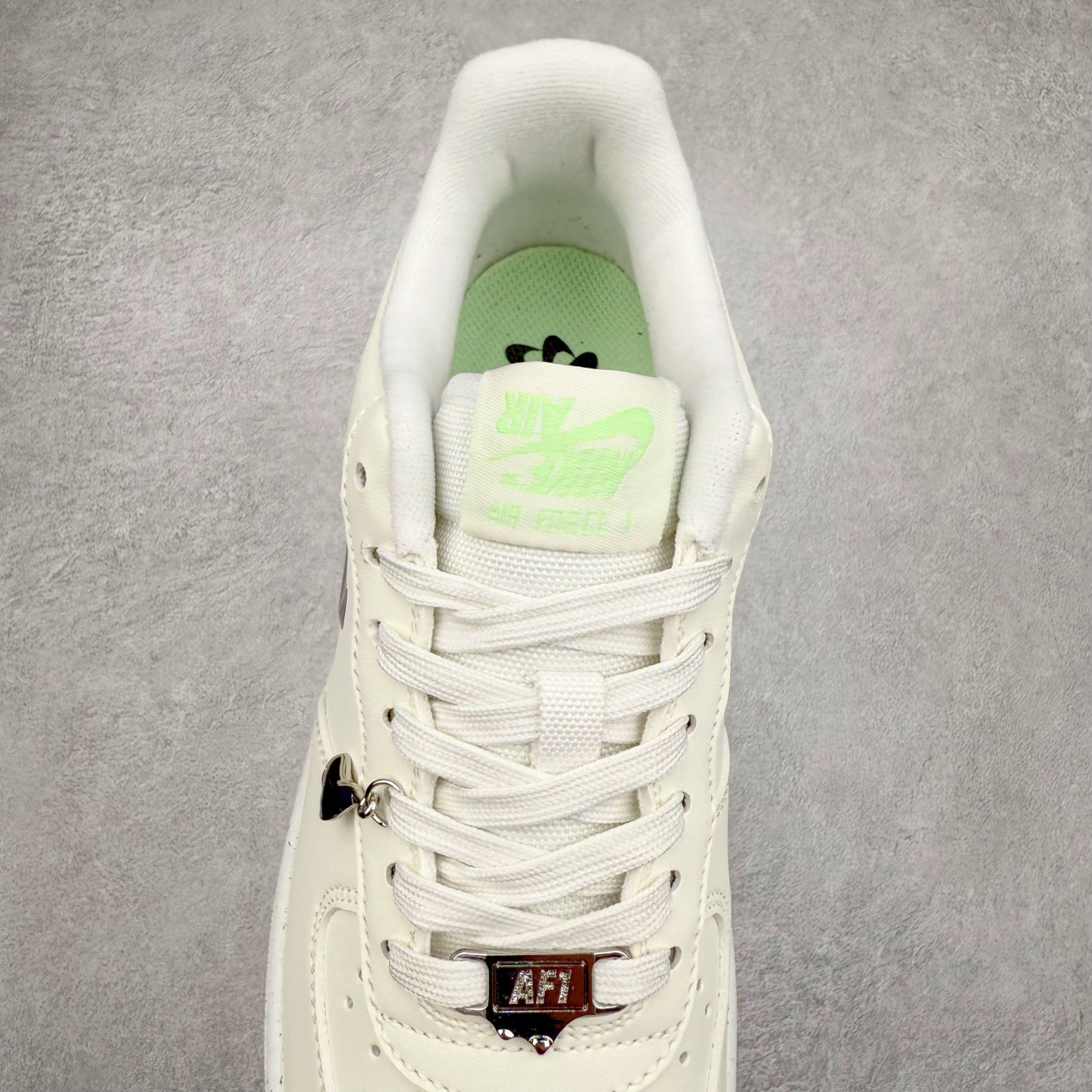 图片[5]-＃XT纯原 NK Air Force 1´07 Low 空军一号低帮百搭休闲运动板鞋 FN8540-100 顶级批次 2022全新楦头鞋型 鱼鳞大底 历时开发三个月 清洁度完美 二维码鞋标 内置芯片及solo气垫 大底高度及其弧度依照正品 钢印 logo刺绣 鞋口弧度 鞋头长度 鞋面冲孔 鞋垫背胶及钢印 完美鞋型对比正品 每一处都是细节满满 柔软、弹性十足的缓震性能和出色的中底设计 横跨复古与现代的外型结合 造就出风靡全球 三十多年的Force 1 直到今天还深受青睐 实拍调校N版已经零色差零失真 百分百还原实物色彩所见即所得 不存在货不对板色差等低级问题 选购参考实物拍摄 不混卖不参货 只用心做好货严格选品 承诺混一赔十 尺码：36 36.5 37.5 38 38.5 39 40 40.5 41 42 42.5 43 44 44.5 45-选品中心