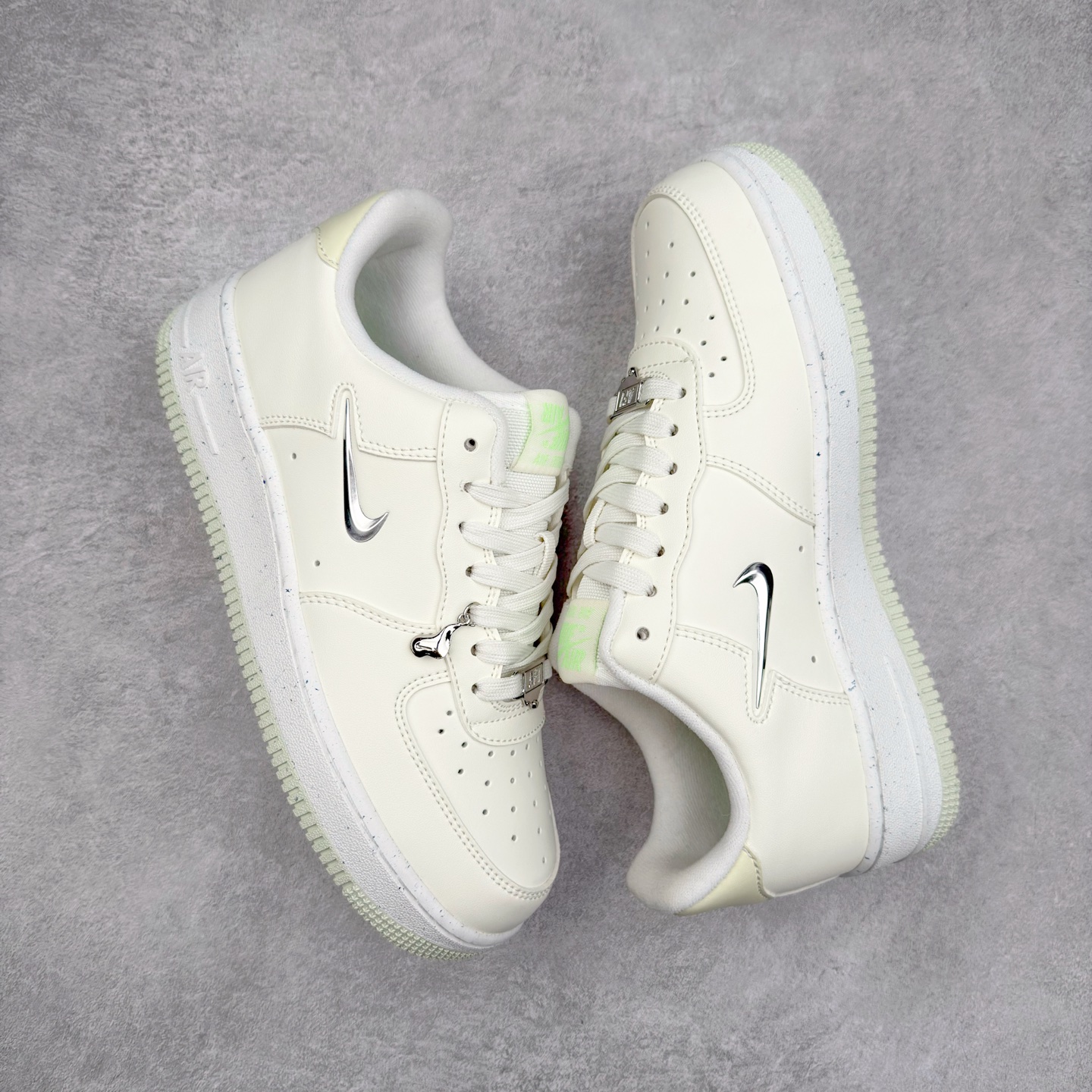 图片[3]-＃XT纯原 NK Air Force 1´07 Low 空军一号低帮百搭休闲运动板鞋 FN8540-100 顶级批次 2022全新楦头鞋型 鱼鳞大底 历时开发三个月 清洁度完美 二维码鞋标 内置芯片及solo气垫 大底高度及其弧度依照正品 钢印 logo刺绣 鞋口弧度 鞋头长度 鞋面冲孔 鞋垫背胶及钢印 完美鞋型对比正品 每一处都是细节满满 柔软、弹性十足的缓震性能和出色的中底设计 横跨复古与现代的外型结合 造就出风靡全球 三十多年的Force 1 直到今天还深受青睐 实拍调校N版已经零色差零失真 百分百还原实物色彩所见即所得 不存在货不对板色差等低级问题 选购参考实物拍摄 不混卖不参货 只用心做好货严格选品 承诺混一赔十 尺码：36 36.5 37.5 38 38.5 39 40 40.5 41 42 42.5 43 44 44.5 45-选品中心