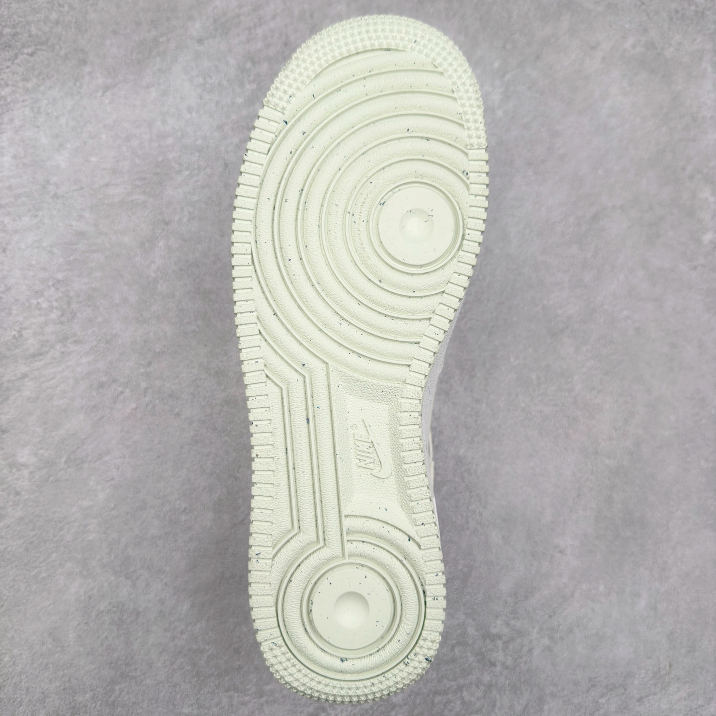 图片[9]-＃XT纯原 NK Air Force 1´07 Low 空军一号低帮百搭休闲运动板鞋 FN8540-100 顶级批次 2022全新楦头鞋型 鱼鳞大底 历时开发三个月 清洁度完美 二维码鞋标 内置芯片及solo气垫 大底高度及其弧度依照正品 钢印 logo刺绣 鞋口弧度 鞋头长度 鞋面冲孔 鞋垫背胶及钢印 完美鞋型对比正品 每一处都是细节满满 柔软、弹性十足的缓震性能和出色的中底设计 横跨复古与现代的外型结合 造就出风靡全球 三十多年的Force 1 直到今天还深受青睐 实拍调校N版已经零色差零失真 百分百还原实物色彩所见即所得 不存在货不对板色差等低级问题 选购参考实物拍摄 不混卖不参货 只用心做好货严格选品 承诺混一赔十 尺码：36 36.5 37.5 38 38.5 39 40 40.5 41 42 42.5 43 44 44.5 45-选品中心