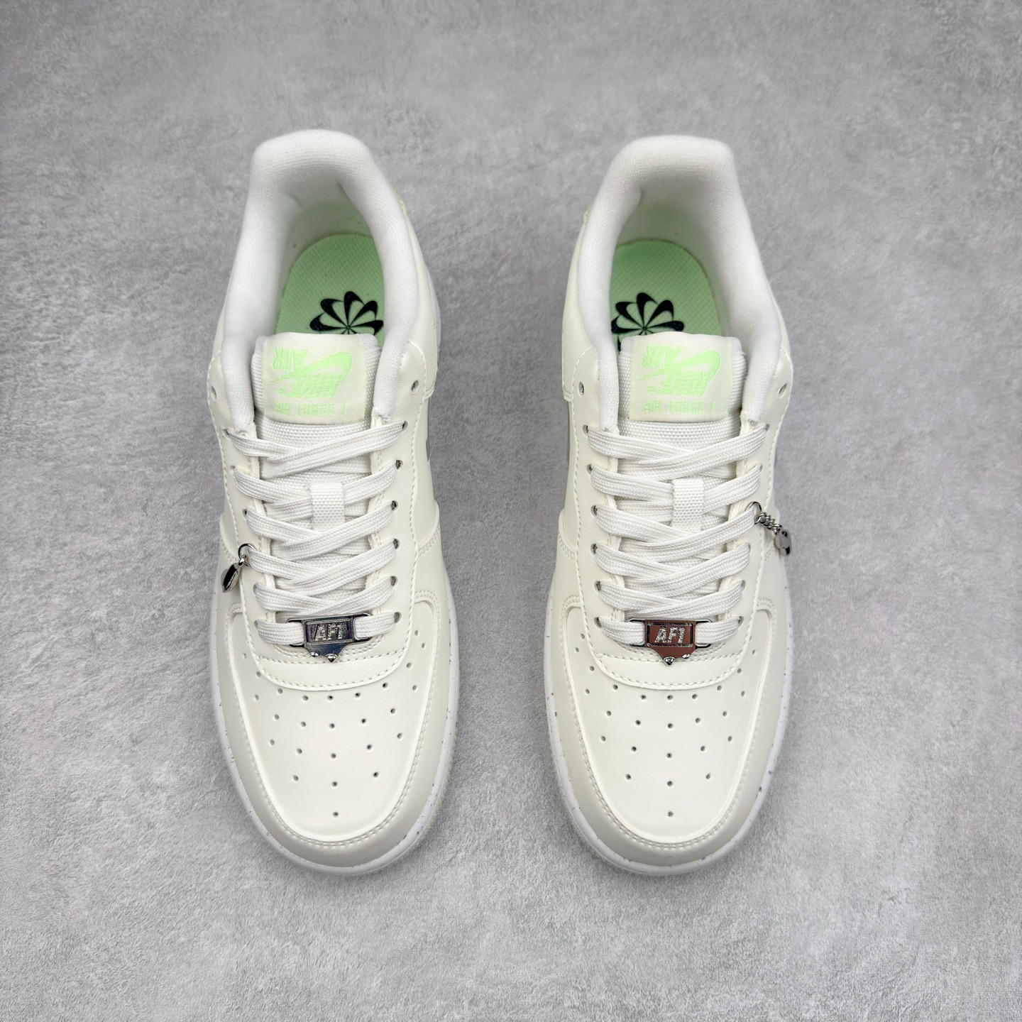 图片[2]-＃XT纯原 NK Air Force 1´07 Low 空军一号低帮百搭休闲运动板鞋 FN8540-100 顶级批次 2022全新楦头鞋型 鱼鳞大底 历时开发三个月 清洁度完美 二维码鞋标 内置芯片及solo气垫 大底高度及其弧度依照正品 钢印 logo刺绣 鞋口弧度 鞋头长度 鞋面冲孔 鞋垫背胶及钢印 完美鞋型对比正品 每一处都是细节满满 柔软、弹性十足的缓震性能和出色的中底设计 横跨复古与现代的外型结合 造就出风靡全球 三十多年的Force 1 直到今天还深受青睐 实拍调校N版已经零色差零失真 百分百还原实物色彩所见即所得 不存在货不对板色差等低级问题 选购参考实物拍摄 不混卖不参货 只用心做好货严格选品 承诺混一赔十 尺码：36 36.5 37.5 38 38.5 39 40 40.5 41 42 42.5 43 44 44.5 45-选品中心