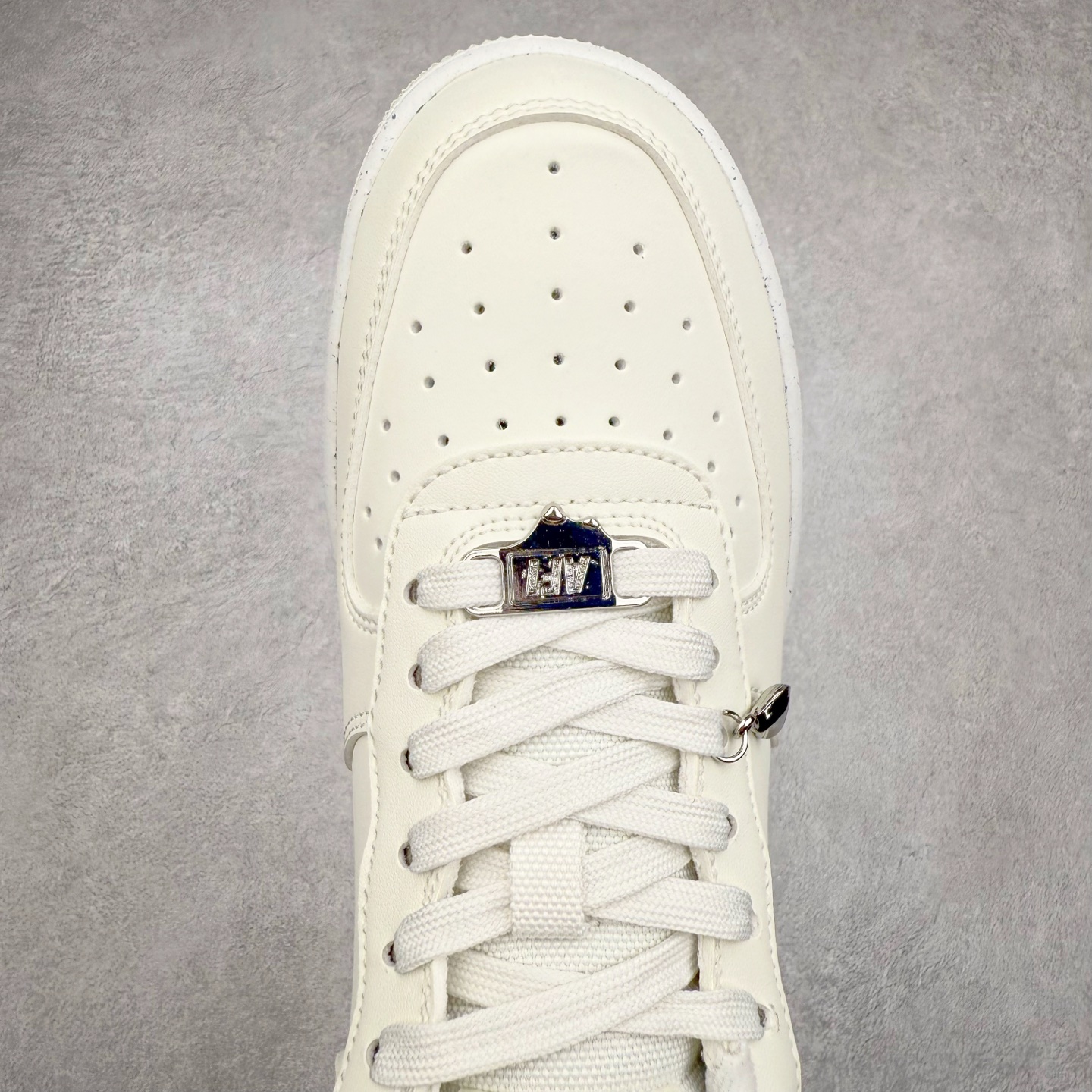 图片[4]-＃XT纯原 NK Air Force 1´07 Low 空军一号低帮百搭休闲运动板鞋 FN8540-100 顶级批次 2022全新楦头鞋型 鱼鳞大底 历时开发三个月 清洁度完美 二维码鞋标 内置芯片及solo气垫 大底高度及其弧度依照正品 钢印 logo刺绣 鞋口弧度 鞋头长度 鞋面冲孔 鞋垫背胶及钢印 完美鞋型对比正品 每一处都是细节满满 柔软、弹性十足的缓震性能和出色的中底设计 横跨复古与现代的外型结合 造就出风靡全球 三十多年的Force 1 直到今天还深受青睐 实拍调校N版已经零色差零失真 百分百还原实物色彩所见即所得 不存在货不对板色差等低级问题 选购参考实物拍摄 不混卖不参货 只用心做好货严格选品 承诺混一赔十 尺码：36 36.5 37.5 38 38.5 39 40 40.5 41 42 42.5 43 44 44.5 45-选品中心