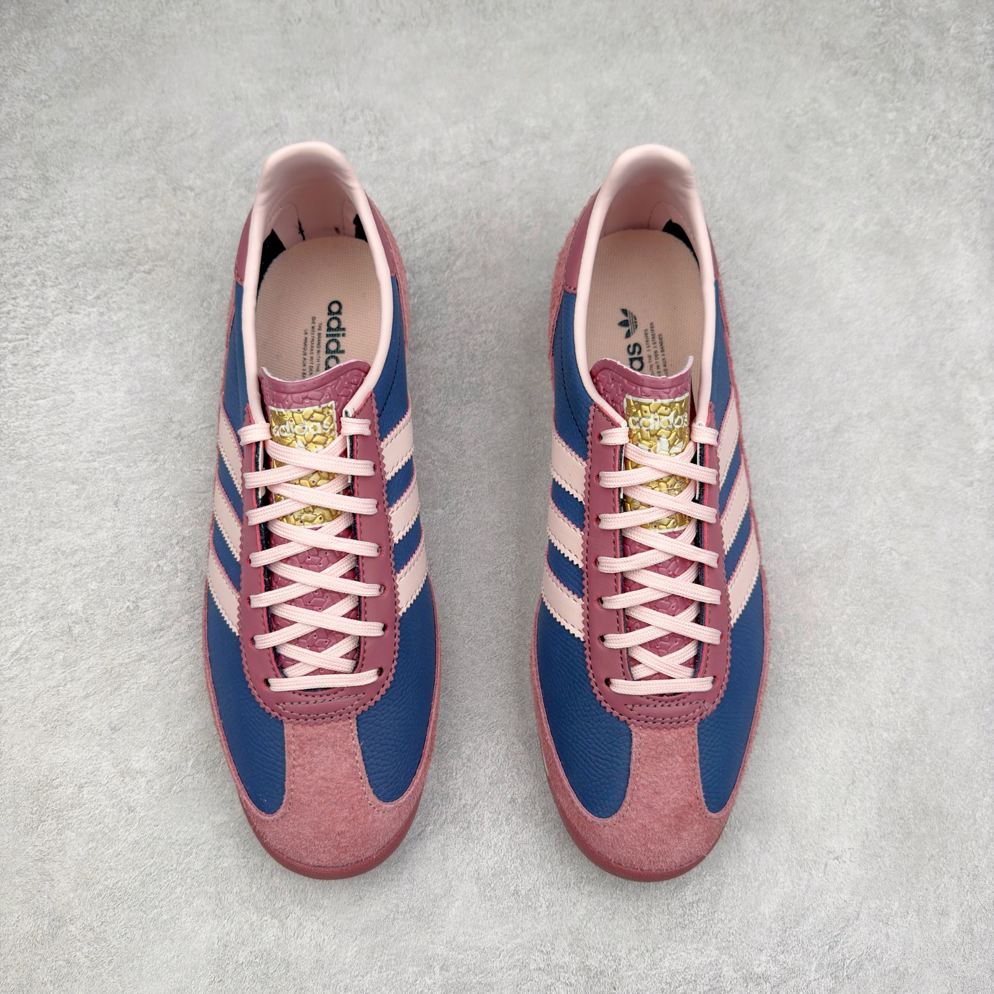 图片[2]-＃HP纯原 AD Wmns SL72 OG 系列德训足球风百搭低帮休闲运动板鞋 IF1939 采用高弹EVA+MODEL+RB三层组合底 区别市面RB一体大底 三层组合鞋底重量与原鞋一致 Originals 将有「T 头鞋」造型的诞生于 1972 年的 SL72 鞋款复刻带回 各位买鞋又有新选择了 1972 年 SL72 问世后 引领了后来阿迪达斯的跑鞋发展方向 其中「SL」代表了 Super Light 彰显了产品轻便的特性 1972 年 SL72 问世后 引领了后来阿迪达斯的跑鞋发展方向 其中「SL」代表了 Super Light 彰显了产品轻便的特性 这次 Originals 延续其轻质经典的基因 带来男女两款 SL72 男生款带来 SL72 RS 鞋型 RS 意为 Reshaped（重塑）鞋款在保留了经典的外观基础上 在尼龙材质里增加了填充物 使鞋型更加挺立和饱满 鞋头则更加圆润 鞋底的 EVA 材质则增加了鞋款的高度 女生款则带来 SL72 OG W 鞋型 OG 顾名思义则是致敬经典款式 相较于 RS（Reshaped）鞋款 鞋身更加纤细 其整体鞋身轮廓、线条、细节、材质上尊崇 70 年代 SL72 的设计 还原经典味道 尺码：36 36⅔ 37⅓ 38 38⅔ 39⅓ 40 40⅔ 41⅓ 42 42⅔ 43⅓ 44 44⅔ 45-选品中心